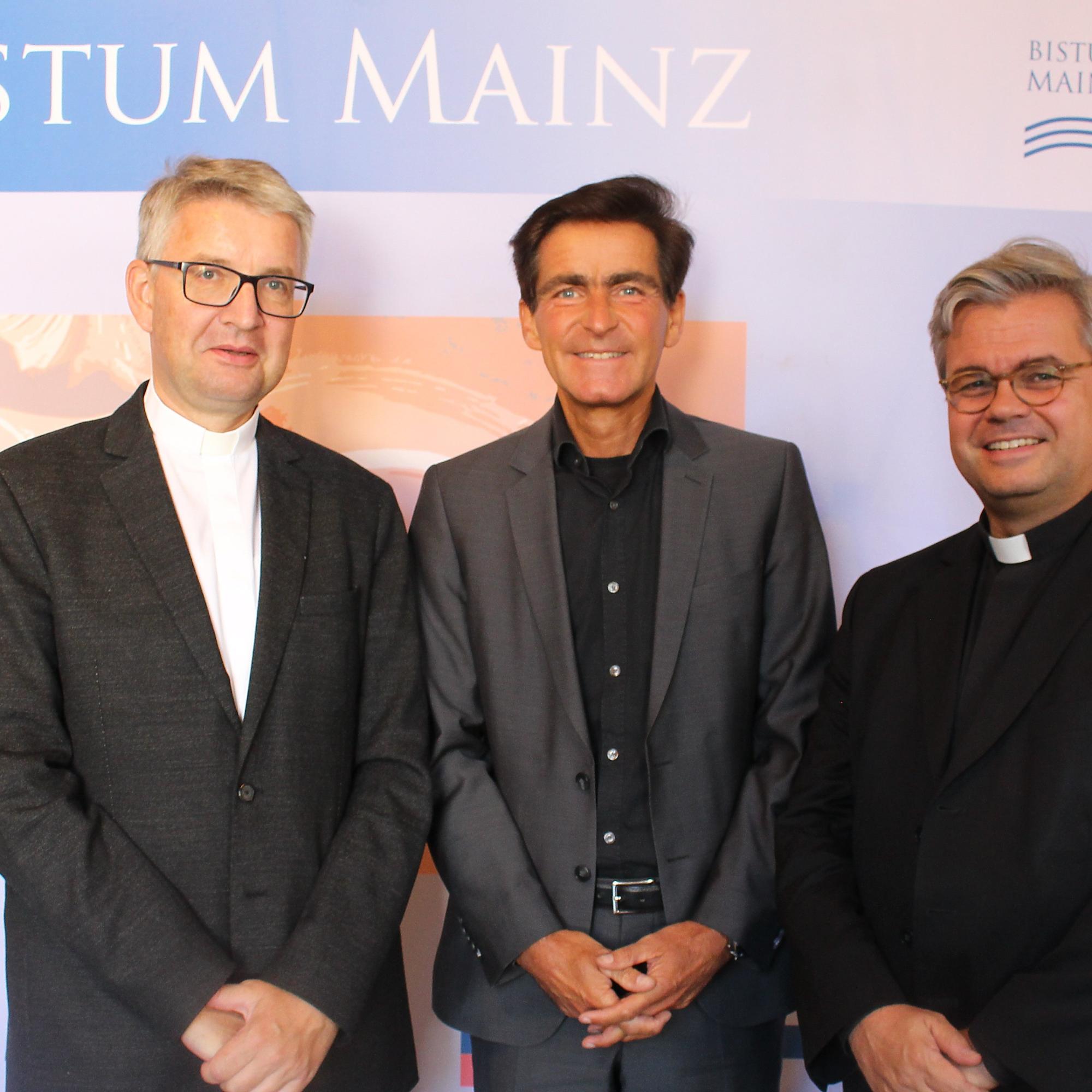 Mainz, 3. September 2019: Weihbischof Dr. Udo Markus Bentz (rechts) stellte Thomas Kreyes als Medienkoordinator (mitte) gemeinsam mit Bischof Peter Kohlgraf im Rahmen der Dezernentenkonferenz im Bischöflichen Ordinariat vor.
