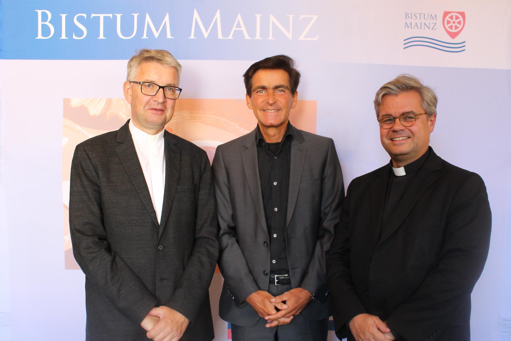 Mainz, 3. September 2019: Weihbischof Dr. Udo Markus Bentz (rechts) stellte Thomas Kreyes als Medienkoordinator (mitte) gemeinsam mit Bischof Peter Kohlgraf im Rahmen der Dezernentenkonferenz im Bischöflichen Ordinariat vor. (c) Bistum Mainz / Blum