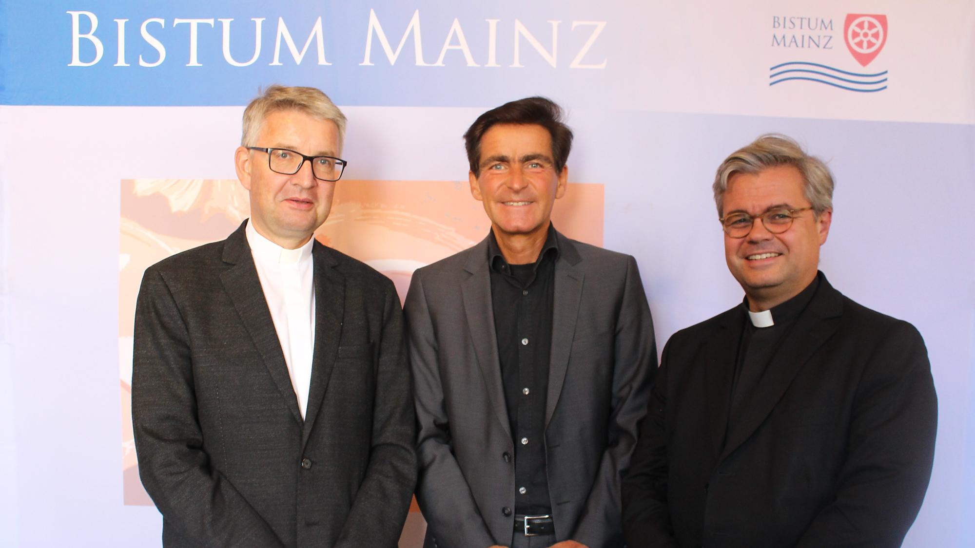 Mainz, 3. September 2019: Weihbischof Dr. Udo Markus Bentz (rechts) stellte Thomas Kreyes als Medienkoordinator (mitte) gemeinsam mit Bischof Peter Kohlgraf im Rahmen der Dezernentenkonferenz im Bischöflichen Ordinariat vor.