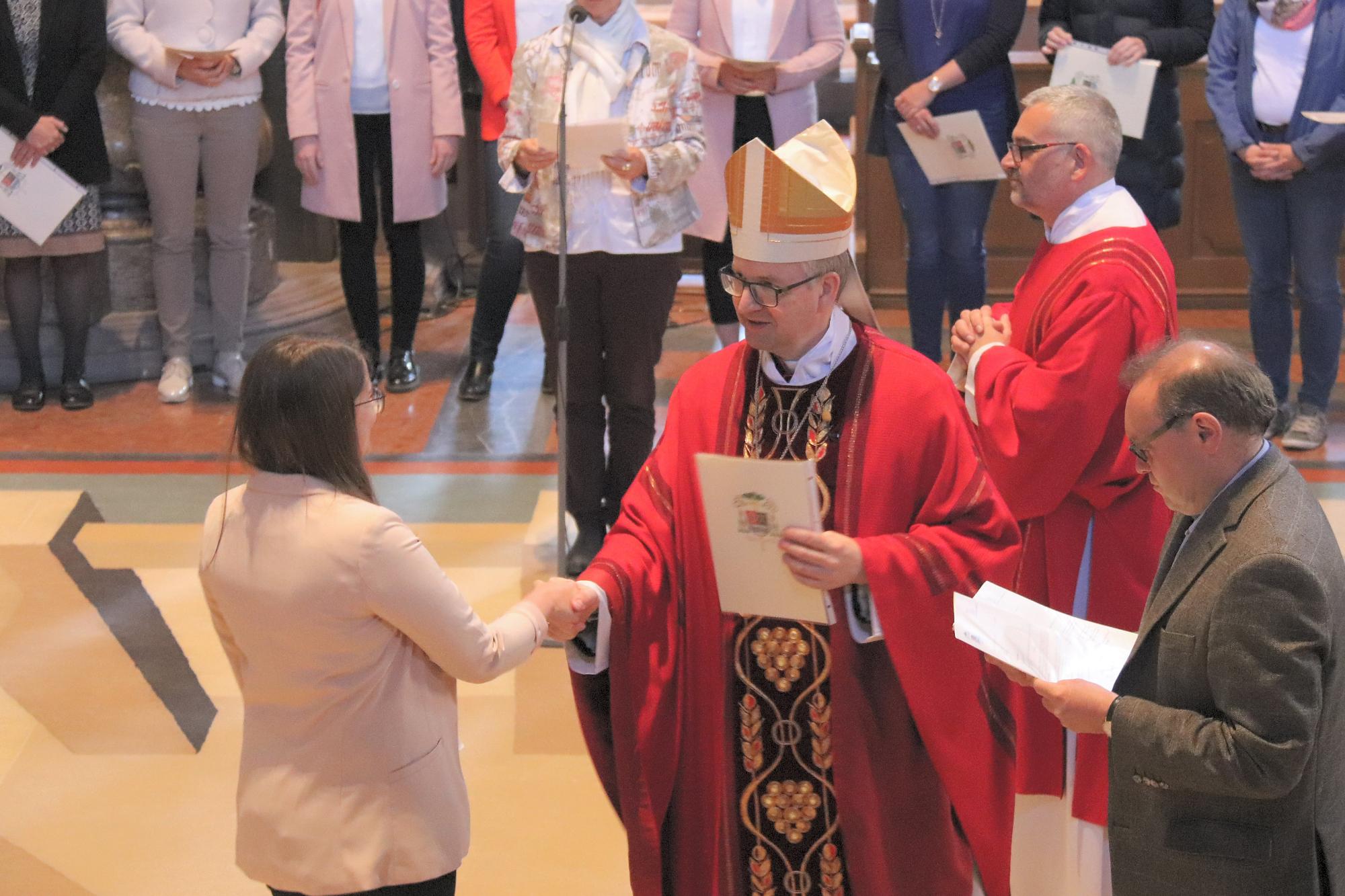 Mainz, 3.5.2019: Bischof Peter Kohlgraf verleiht einer Religionslehrerin die Urkunde zur Missio canonica.