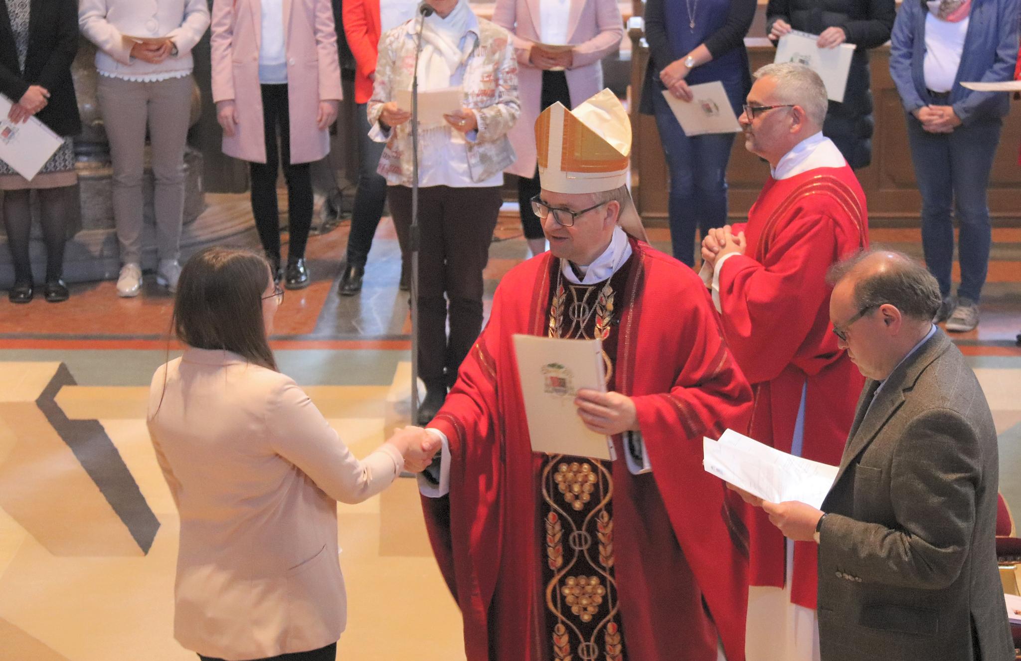 Mainz, 3.5.2019: Bischof Peter Kohlgraf verleiht einer Religionslehrerin die Urkunde zur Missio canonica.