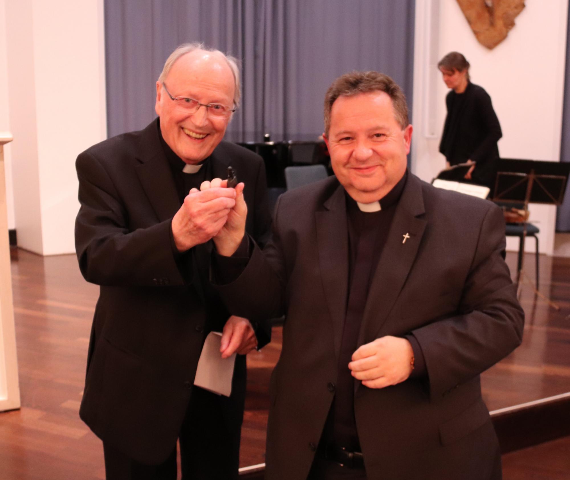 Prälat Heinz Heckwolf übergibt den Generalschlüssel zum Mainzer Dombauamt an seinen Nachfolger, Domdekan Henning Priesel