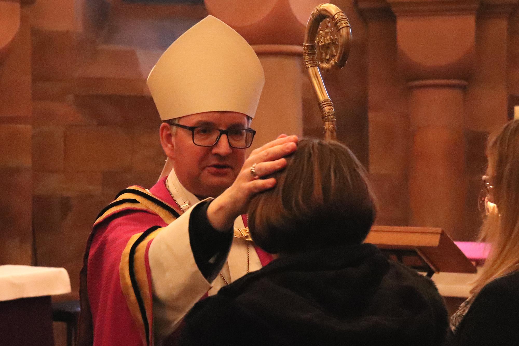 Mainz, 9.3.2019: Bischof Peter Kohlgraf legte jedem einzelnen Taufbewerber als Zeichen des Segens und der Zuwendung die Hände auf.