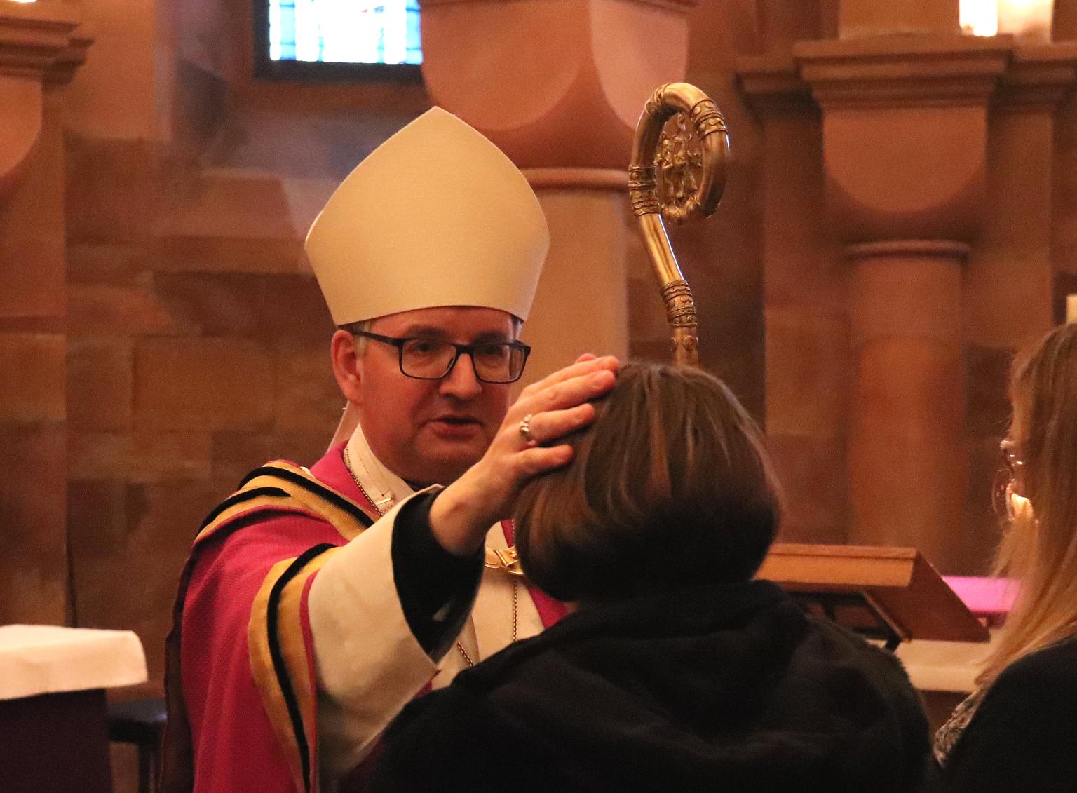 Mainz, 9.3.2019: Bischof Peter Kohlgraf legte jedem einzelnen Taufbewerber als Zeichen des Segens und der Zuwendung die Hände auf. (c) Bistum Mainz / Matschak