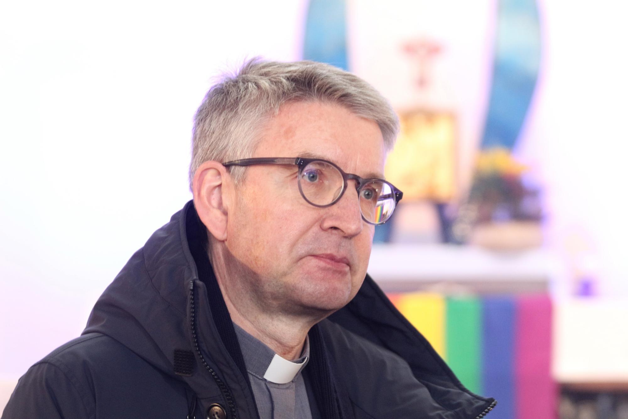 Mainz, 13. Februar 2022: Bischof Peter Kohlgraf im Gespräch bei der zweiten Mainzer Jugendsynode. (c) Bistum Mainz / Blum