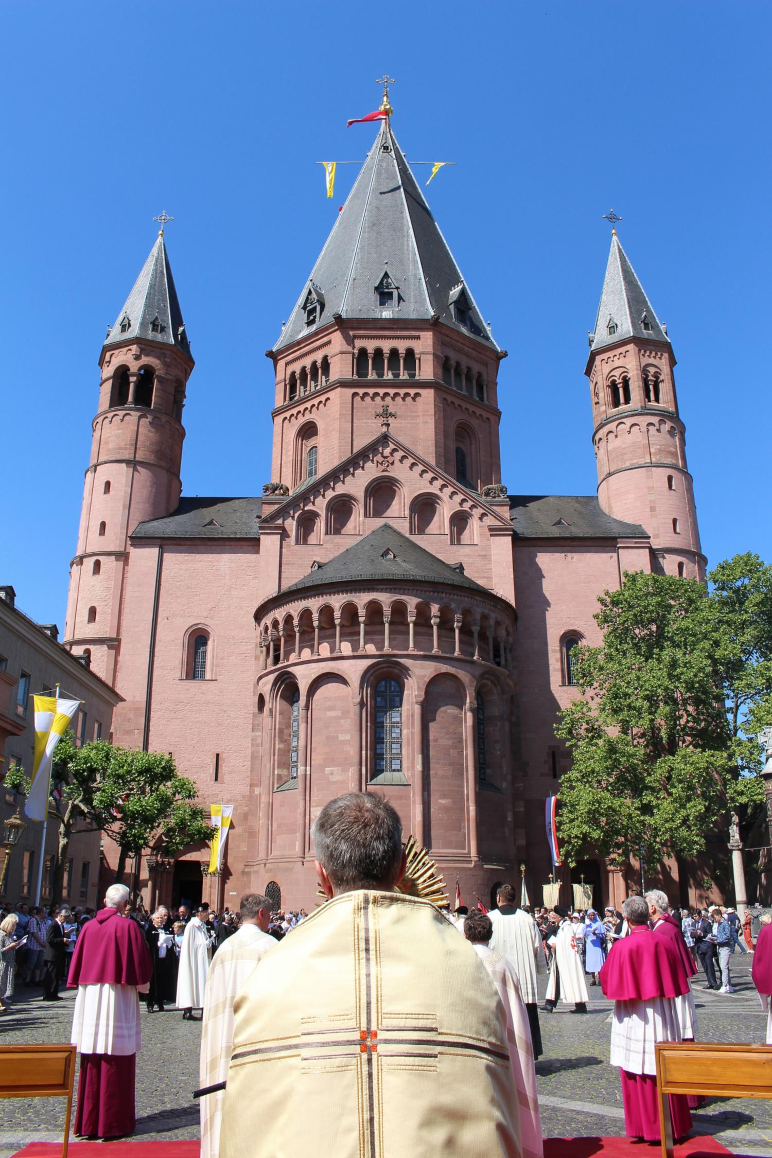 Mainz, 16. Juni 2022: Einzug in den Mainzer Dom nach der Prozession. (c) Bistum Mainz / Blum