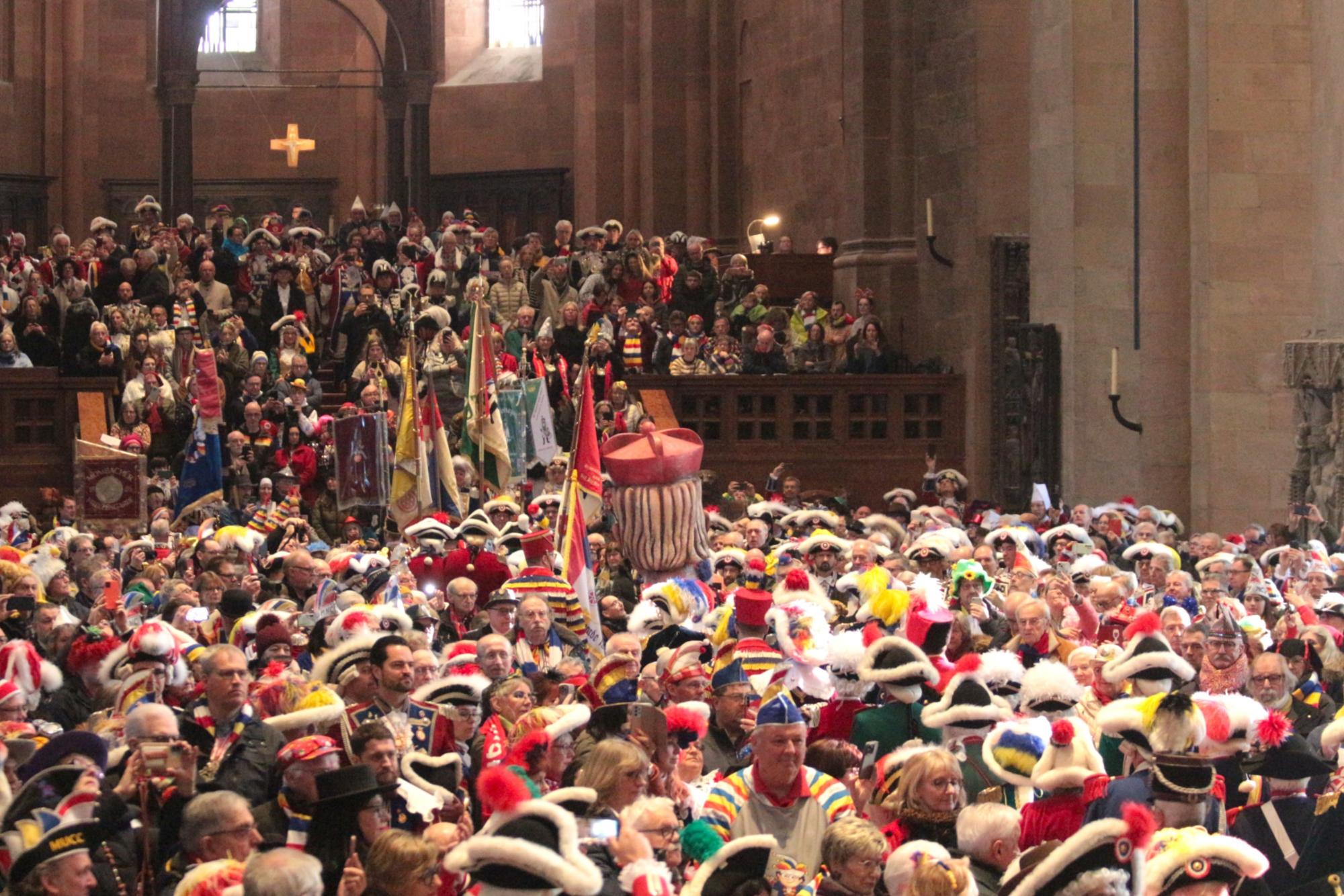 Mainz, 2. März 2025: Auszug beim Gardegottesdienst durch den vollbesetzten Mainzer Dom. (c) Bistum Mainz / Blum