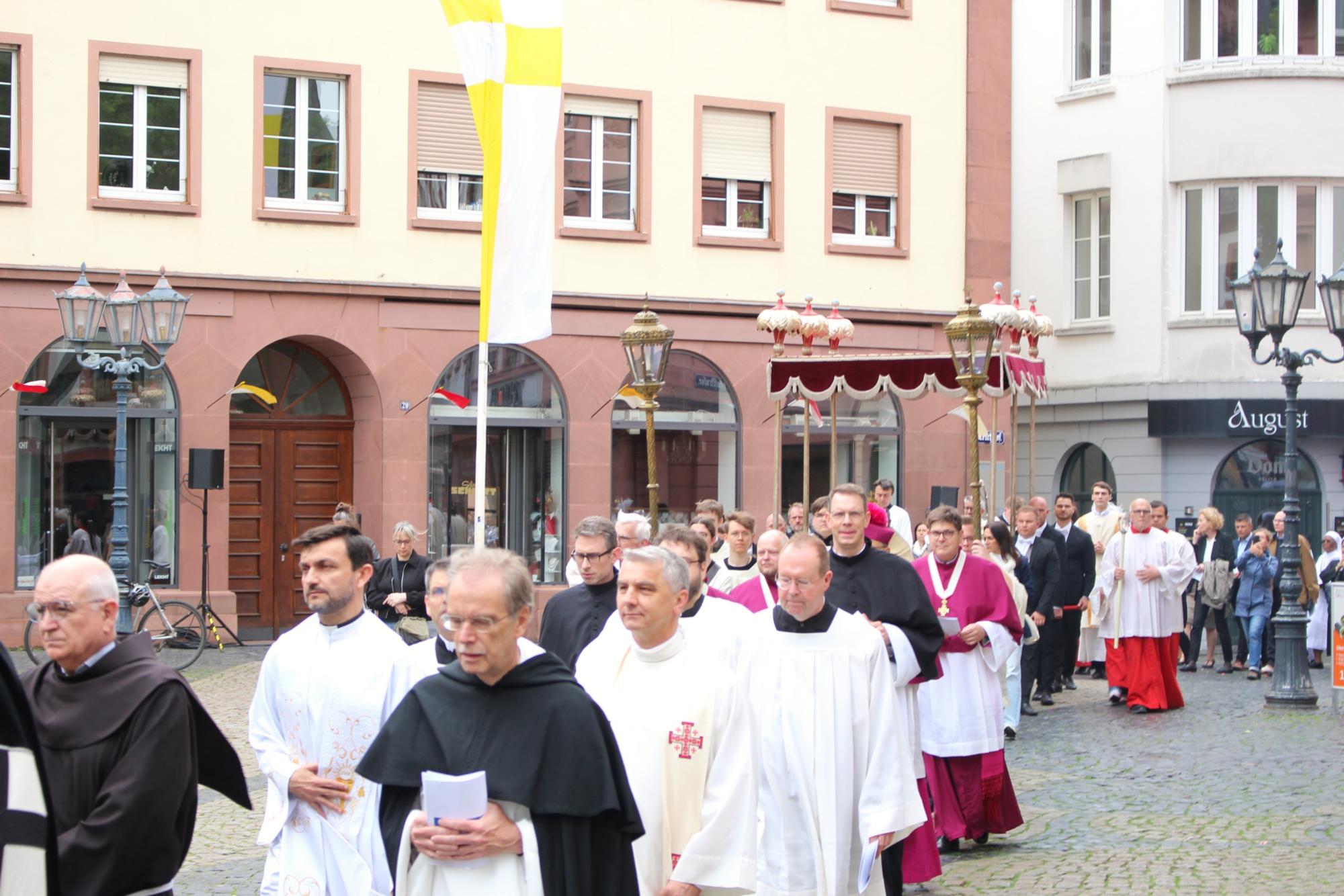 Mainz, 4. Juni 2026: Die Fronleichnamsprozession auf dem Leichhof. (c) Bistum Mainz / Blum