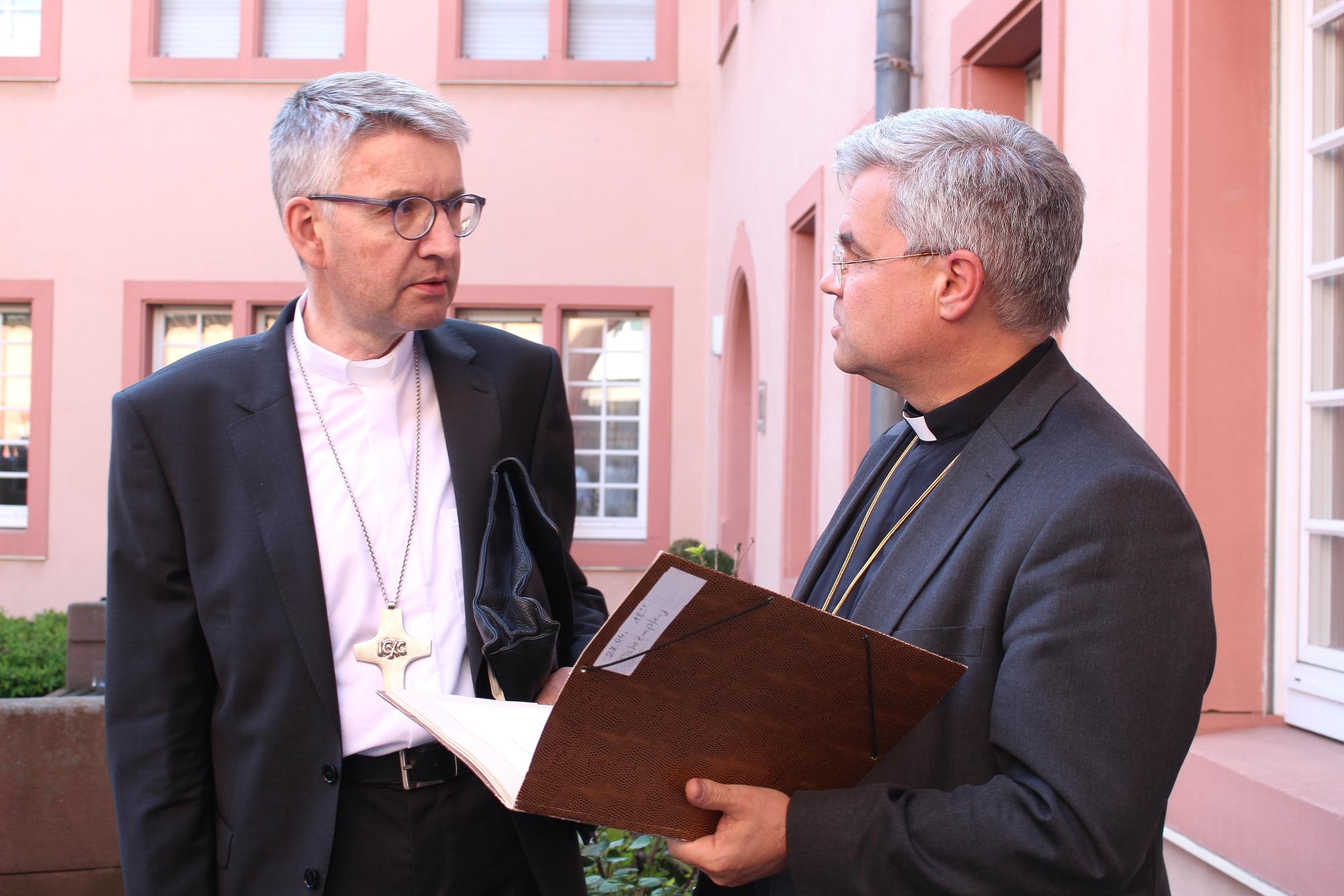 Mainz, 28. April 2022: Letzte Absprachen von Bischof Peter Kohlgraf und Weihbischof Udo Markus Bentz (rechts) vor dem Empfang in der Osterzeit im Erbacher Hof.