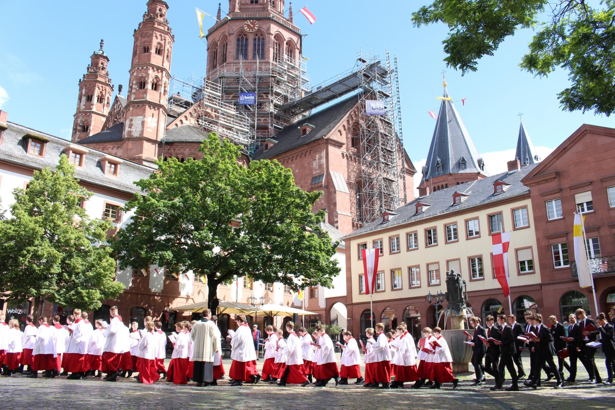 Mainz, 30. Mai 2024: Der Mainzer Domchor bei der Fronleichnamsprozession auf dem Leichhof vor dem Mainzer Dom, (c) Bistum Mainz / Blum