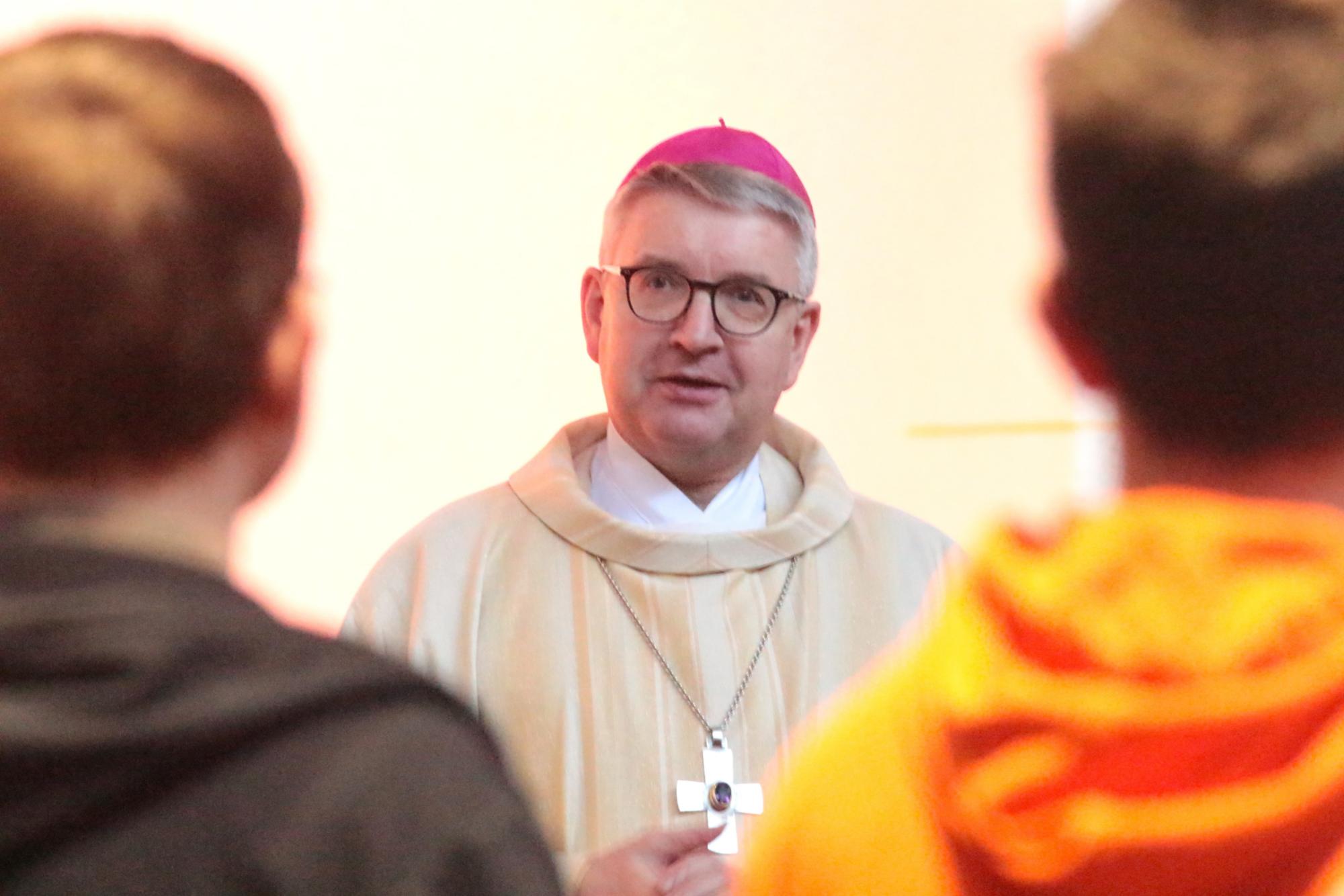 Mainz, 2. Februar 2025: Bischof Peter Kohlgraf beim Gottesdienst zum Auftakt des zweiten Tages bei der dritten Mainzer Jugendsynode. (c) Bistum Mainz / Blum