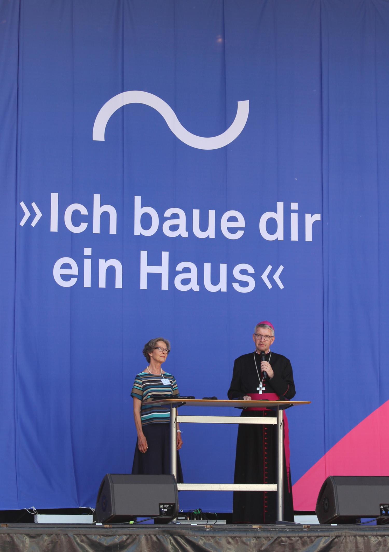 Mainz, 12. Juni 2022: Die Begrüßung beim Richtfest hatten Dr. Susanne Barner und Bischof Peter Kohlgraf übernommen. (c) Bistum Mainz / Blum