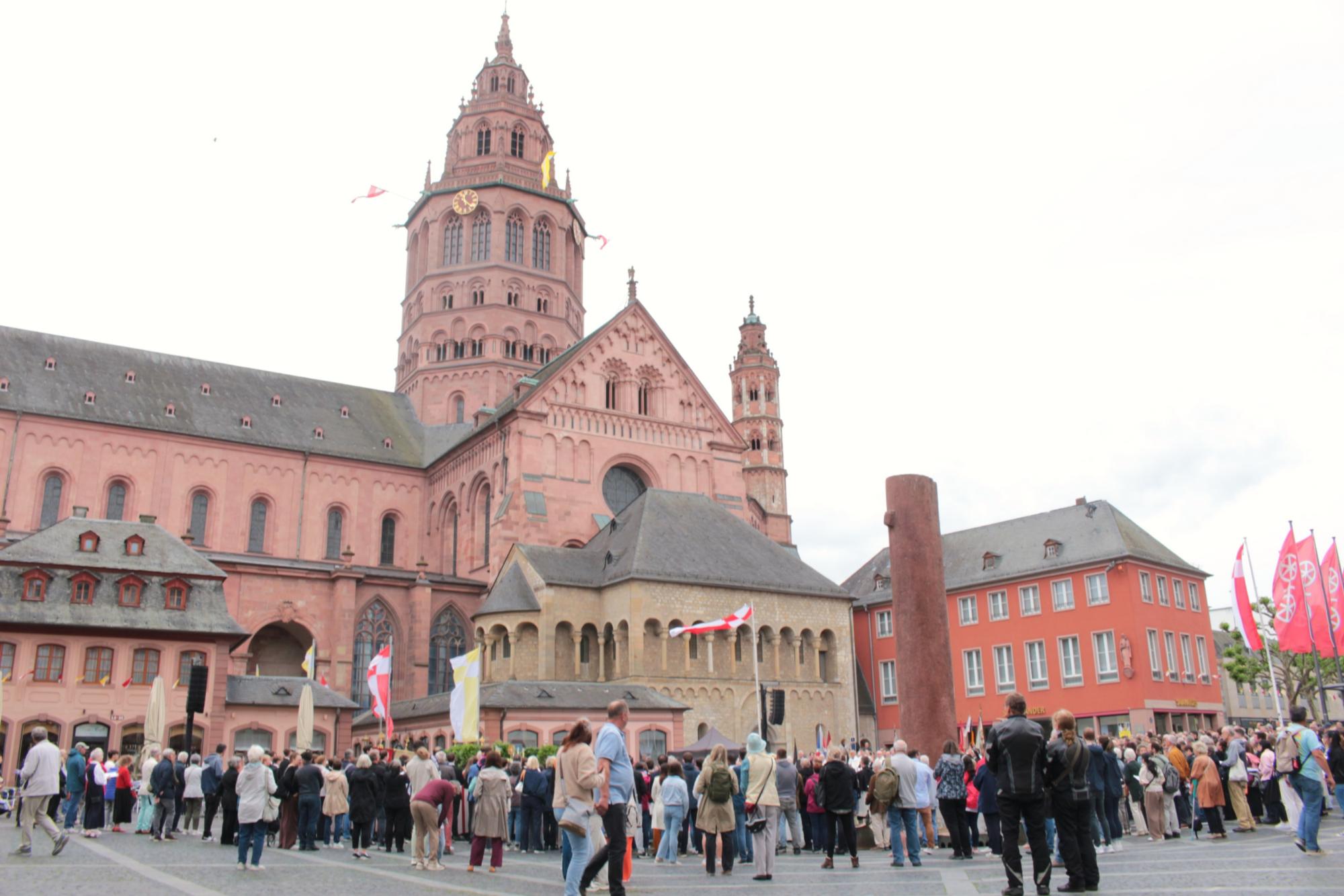 Mainz, 4. Juni 2026: Der Abschluss der Fronleichnamsprozession fand wie schon 2024 auf dem Marktplatz statt. (c) Bistum Mainz / Blum