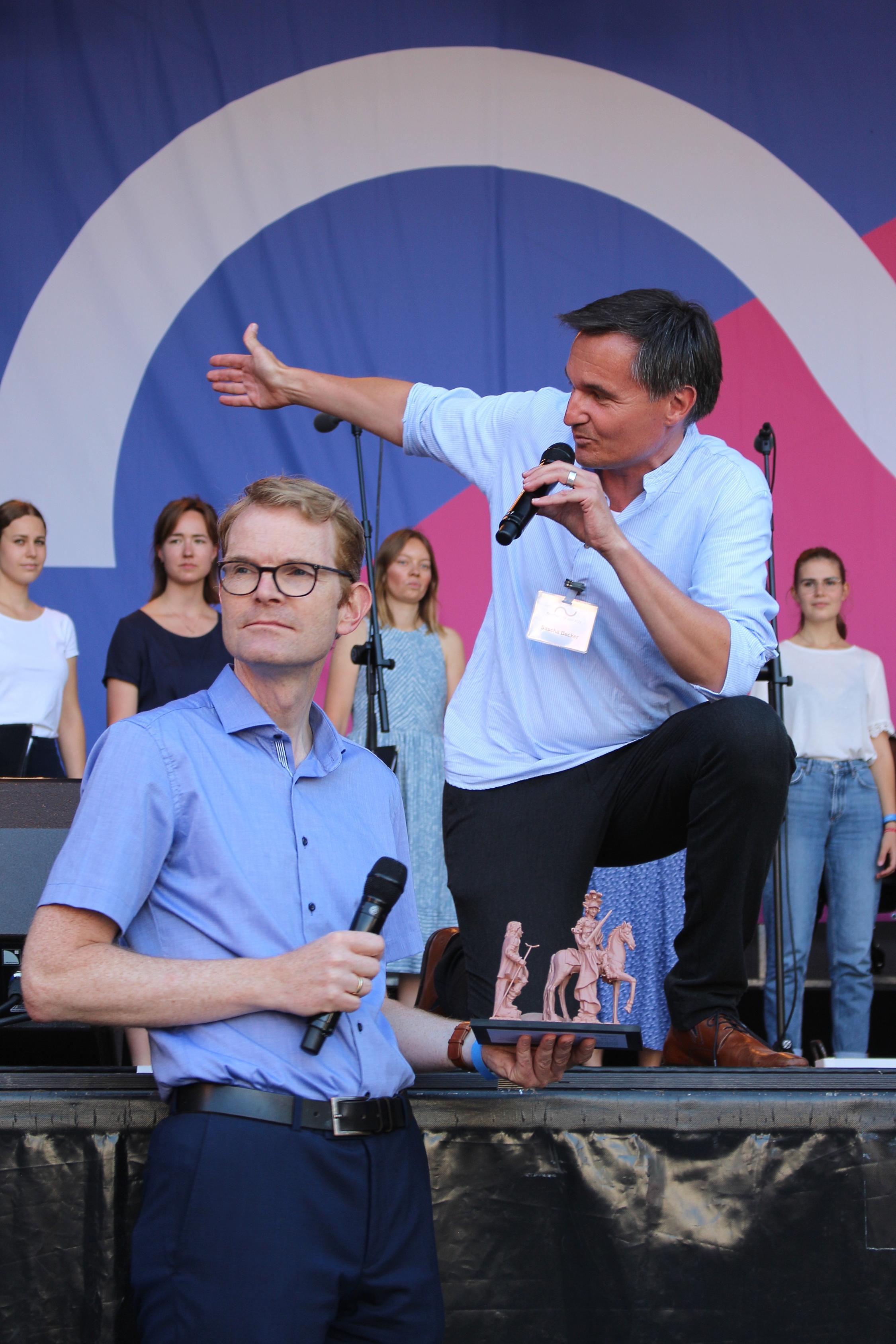 Mainz, 12. Juni 2022: Moderator Sascha Becker und Wolfgang Fritzen (links) von der Koordinierungsstelle Pastoraler Weg bei der Vorstellung der Martinsfigur.