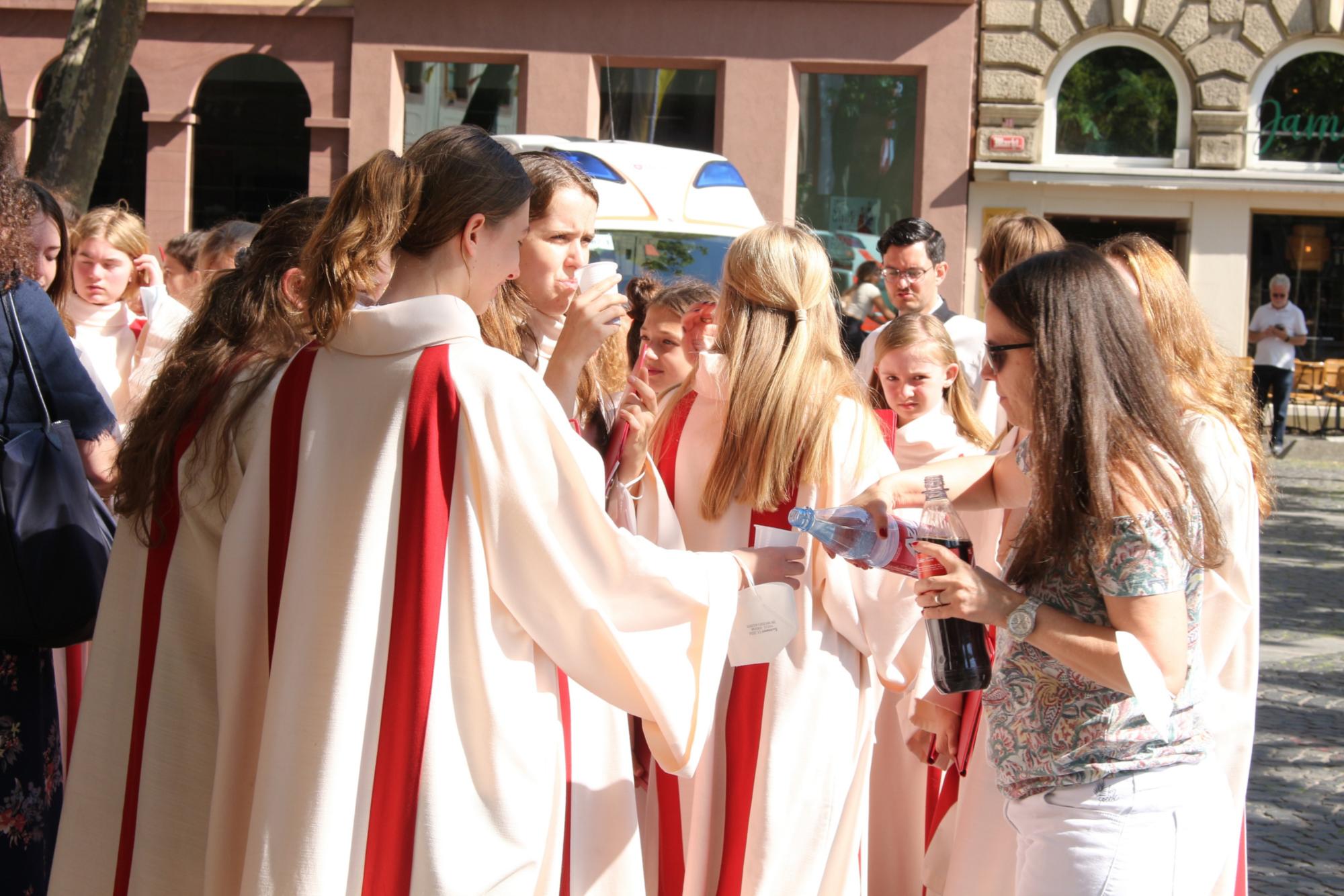 Mainz, 16. Juni 2022: Der Mädchenchor am Dom und St. Quintin bereitet sich auf die Prozession vor. (c) Bistum Mainz / Blum