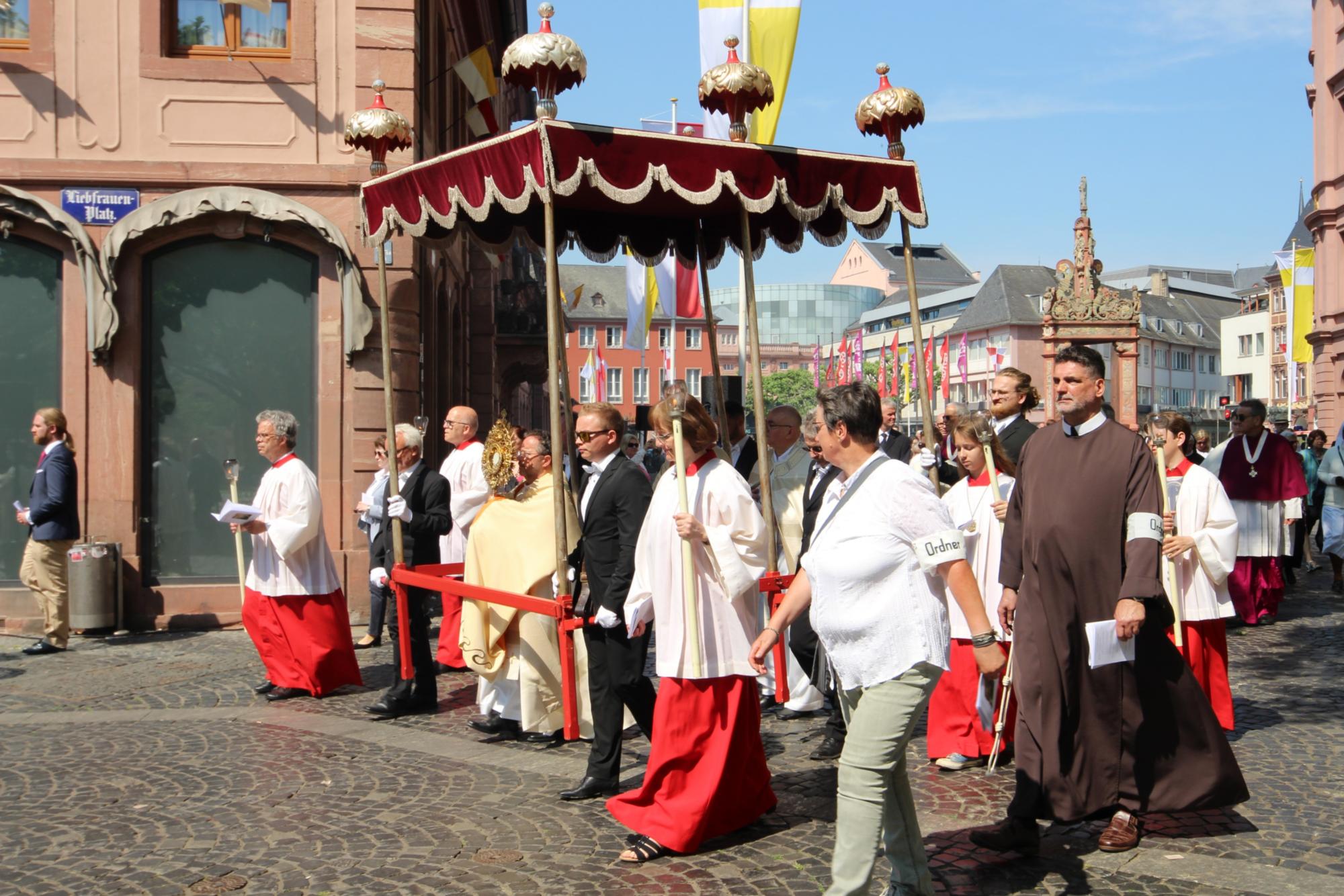 Mainz, 8. Juni 2023: Die Prozession erreicht wieder den Liebfrauenplatz. (c) Bistum Mainz / Blum