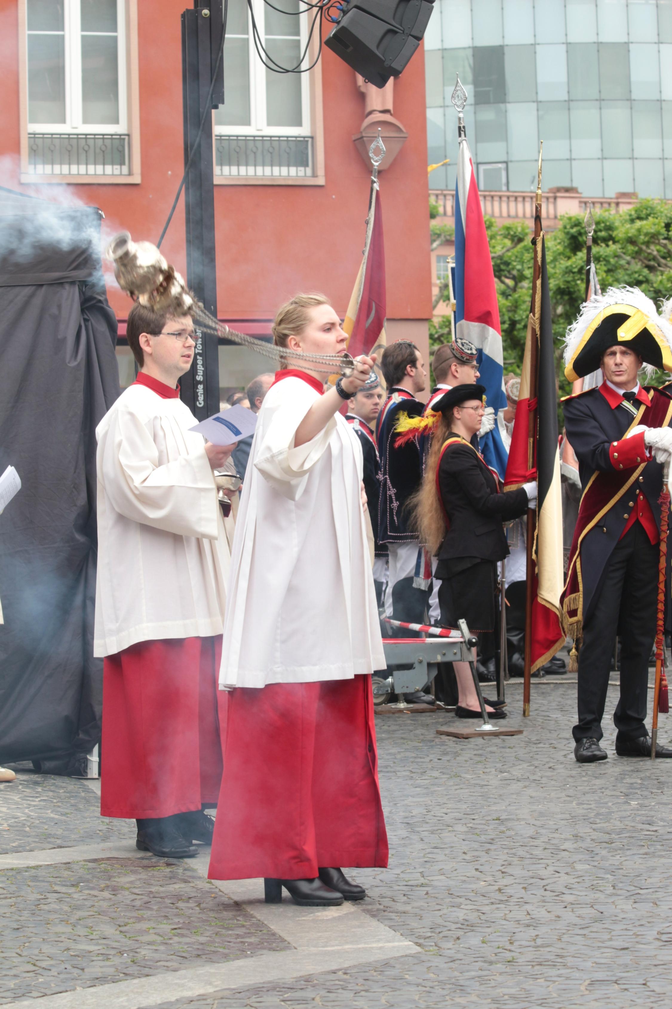 Mainz, 4. Juni 2026: Abschluss der Fronleichnamsprozession auf dem Marktplatz.