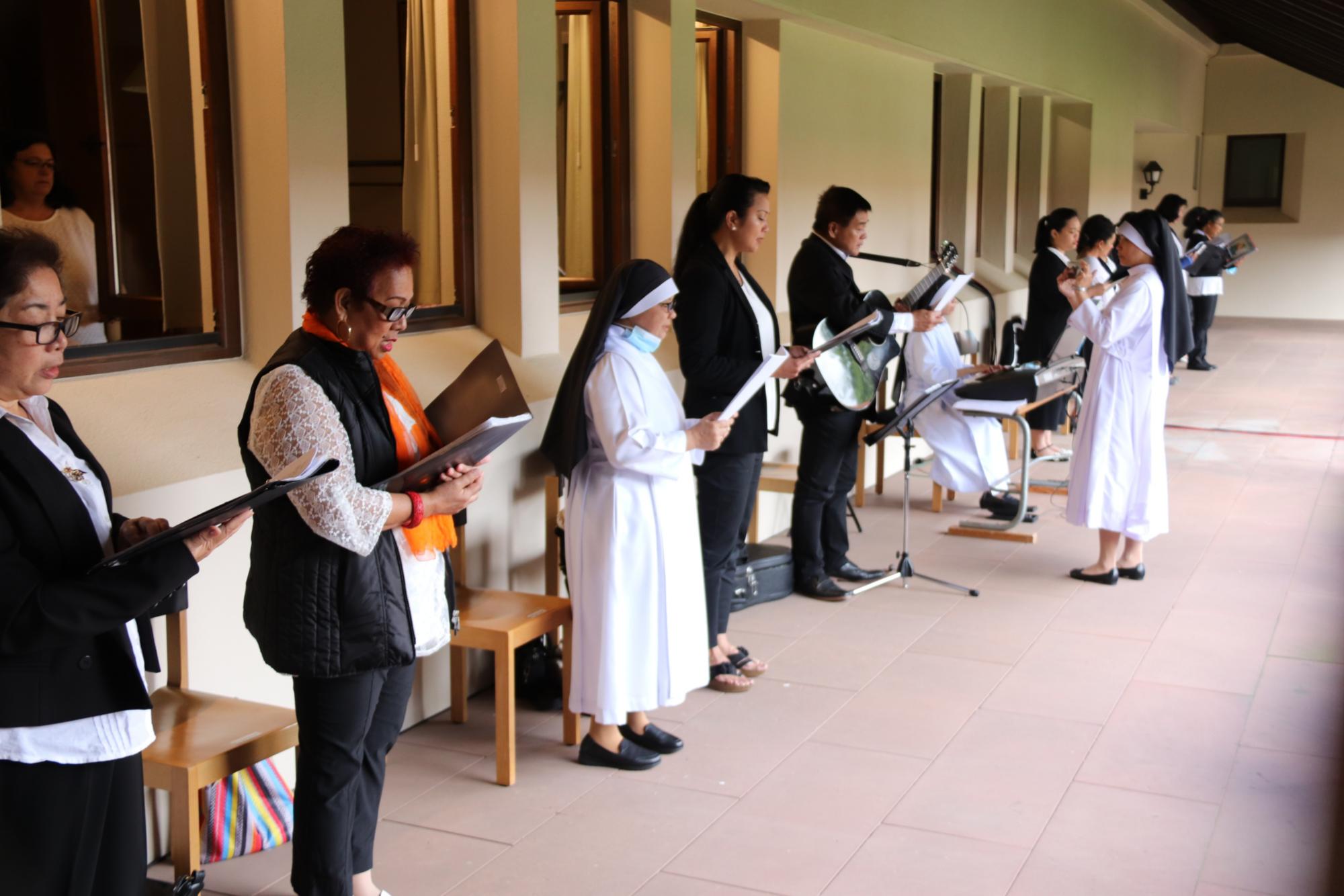 Musikalisch gestaltet wurde der Gottesdienst von einem Chor der Schwestern vom Eucharistischen König aus den Philippinen (c) Bistum Mainz / Hoffmann