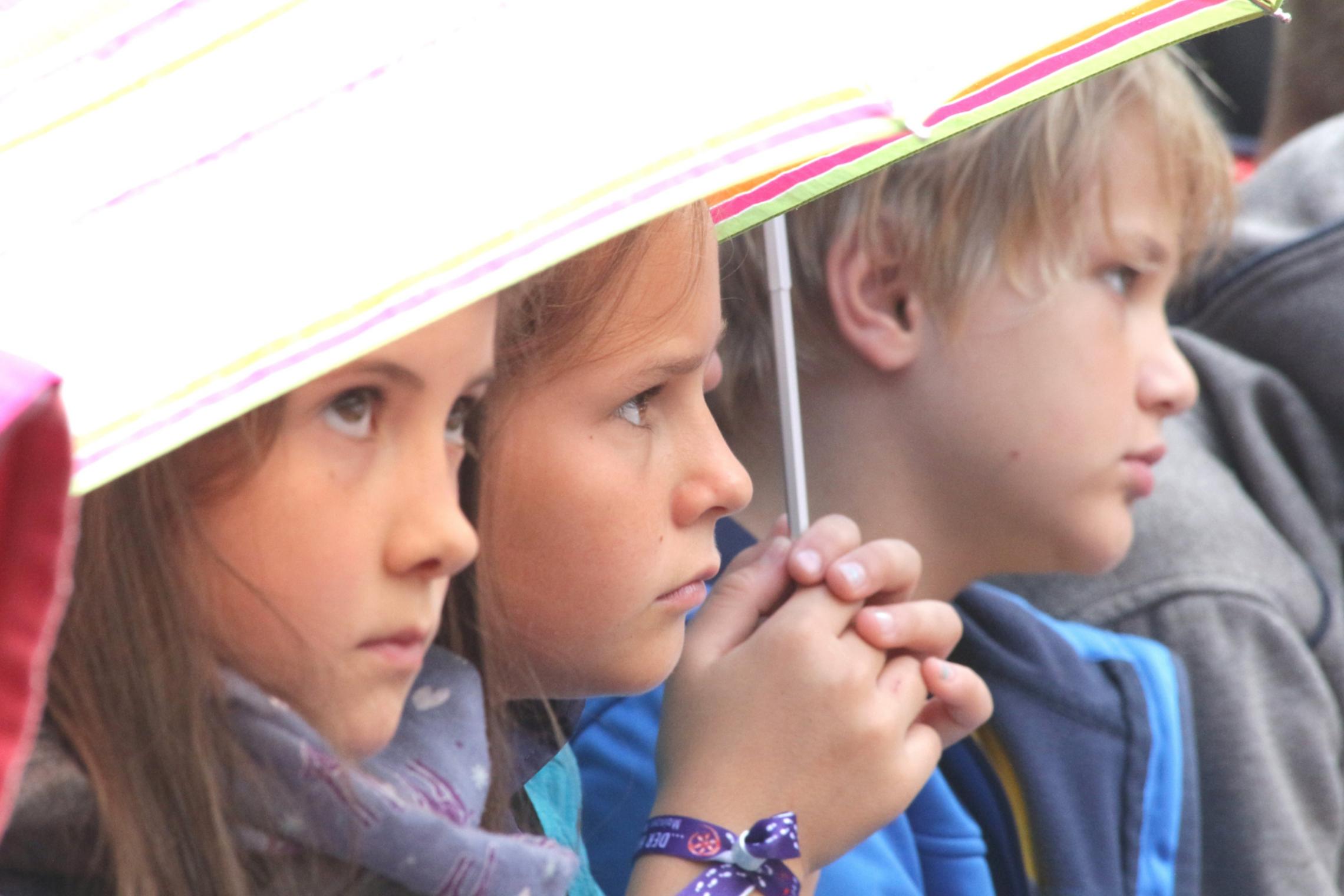 Klein-Krotzenburg, 17. August 2019: Während der Regenunterbrechung des Gottesdienstes gab es bange Blicke nach oben.