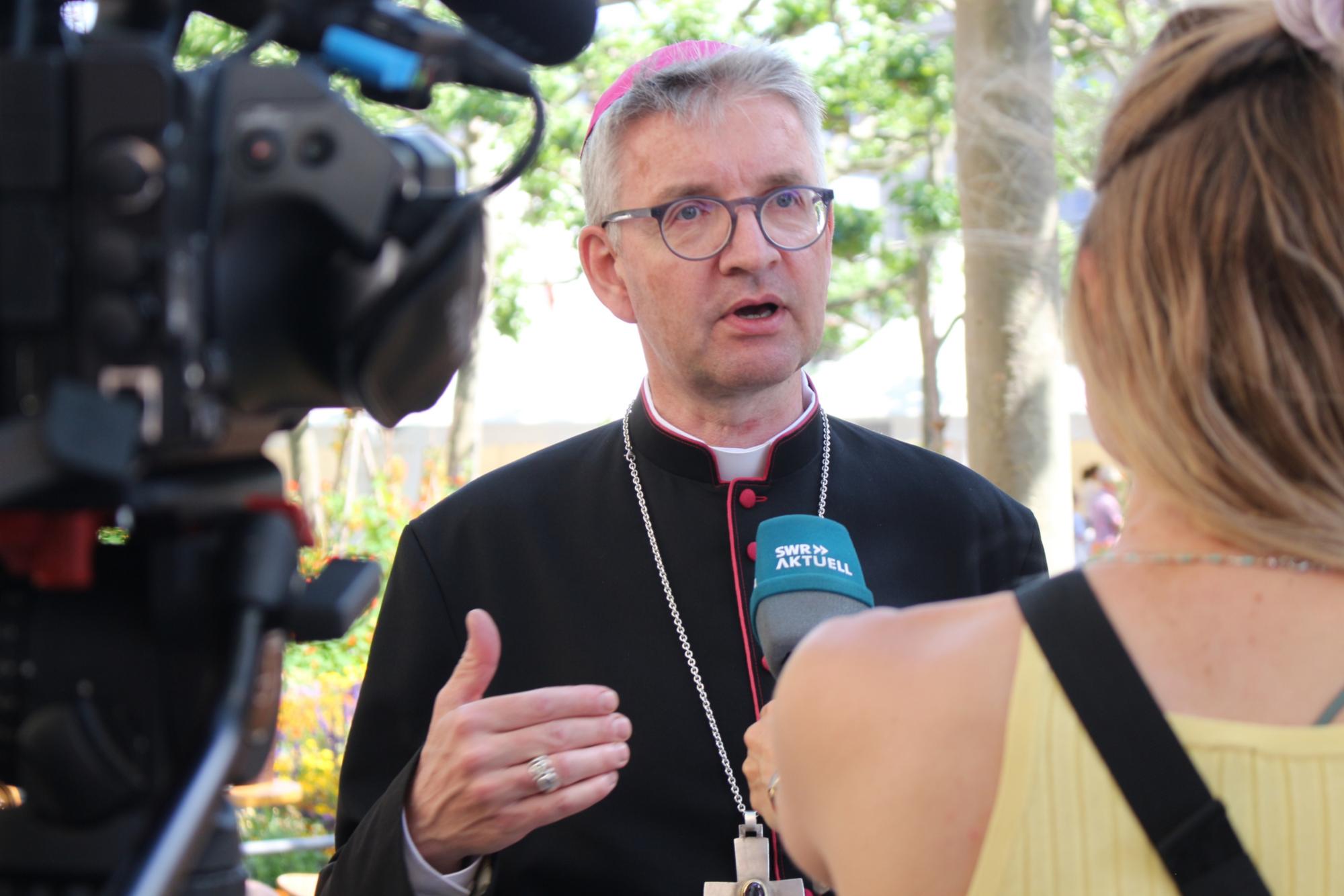 Mainz, 12. Juni 2022: Am Rande des Richtfestes gab Bischof Peter Kohlgraf ein Fernseh-Interview zum Pastoralen Weg. (c) Bistum Mainz / Blum