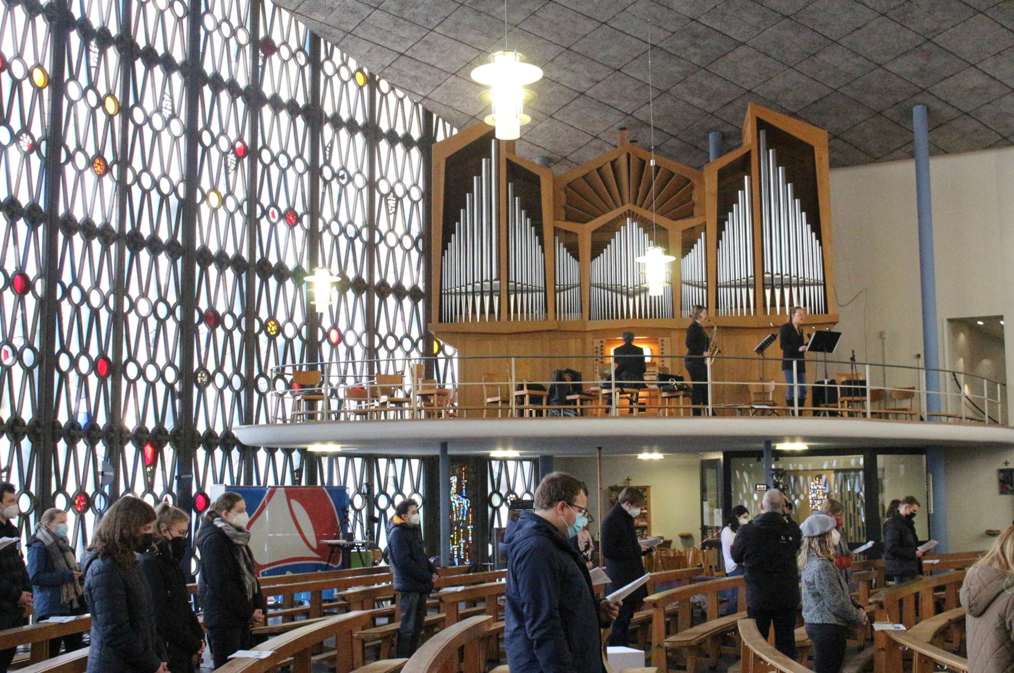 Mainz, 13. Februar 2022: Den Gottesdienst hatte der Darmstädter Regionalkantor Jorin Sandau (Orgel) zusammen mit Kerstin Haberecht (Saxophon) und Caro Trischler (Gesang) gestaltet. (c) Bistum Mainz / Blum