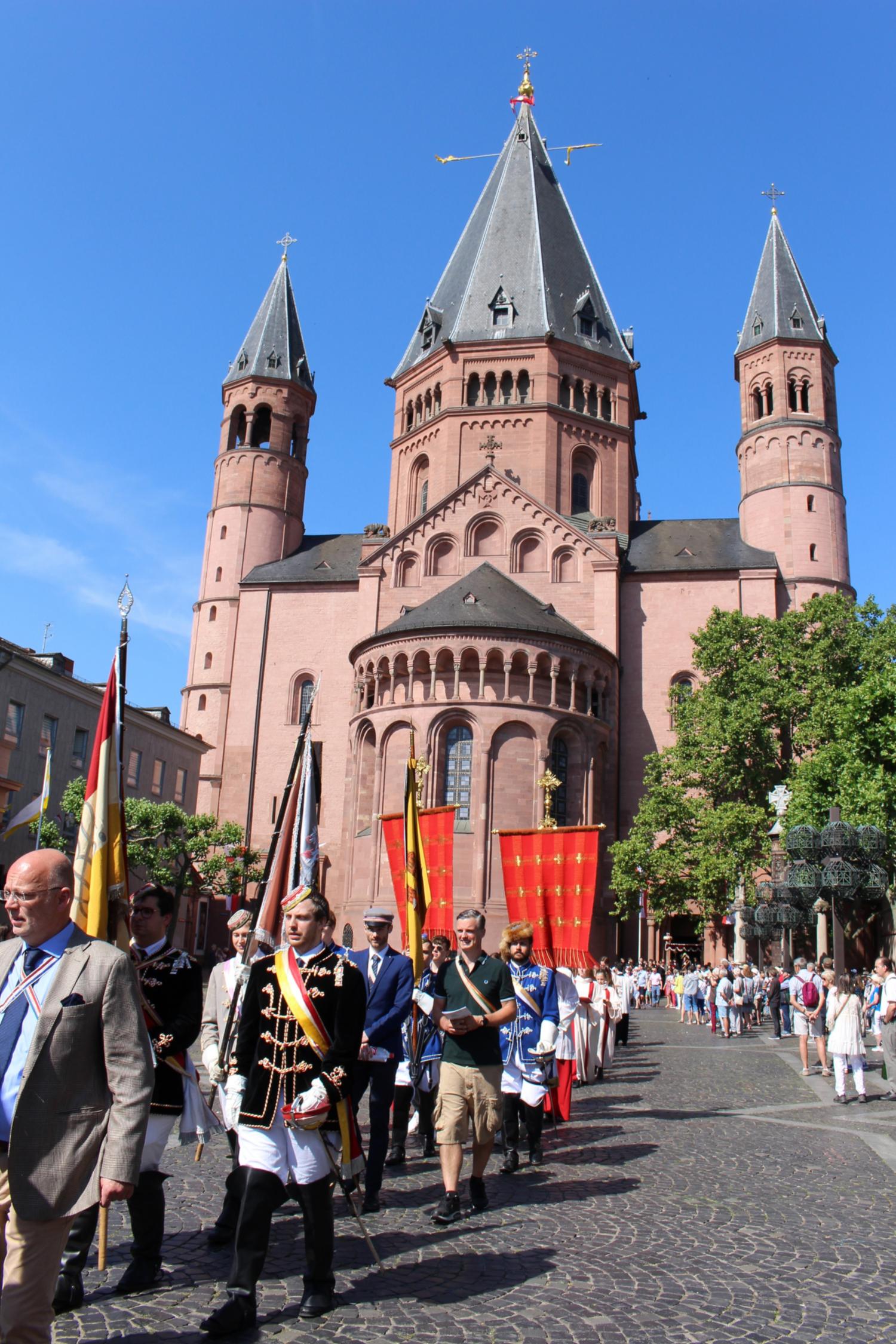 Mainz, 16. Juni 2022: Mehrere katholische Studentenverbindungen nahmen an der Fronleichnamssprozession teil. (c) Bistum Mainz / Blum