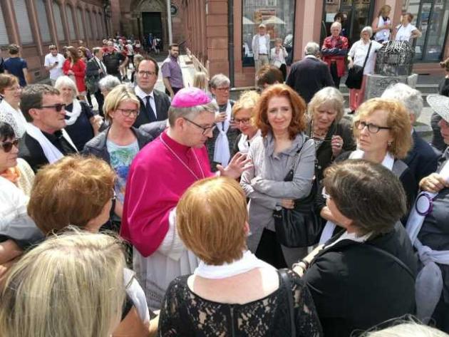 Bischof Peter Kohlgraf an Pfingsten 2019 im Gespräch mit Mitgliedern von Maria 2.0 vor dem Mainzer Dom.