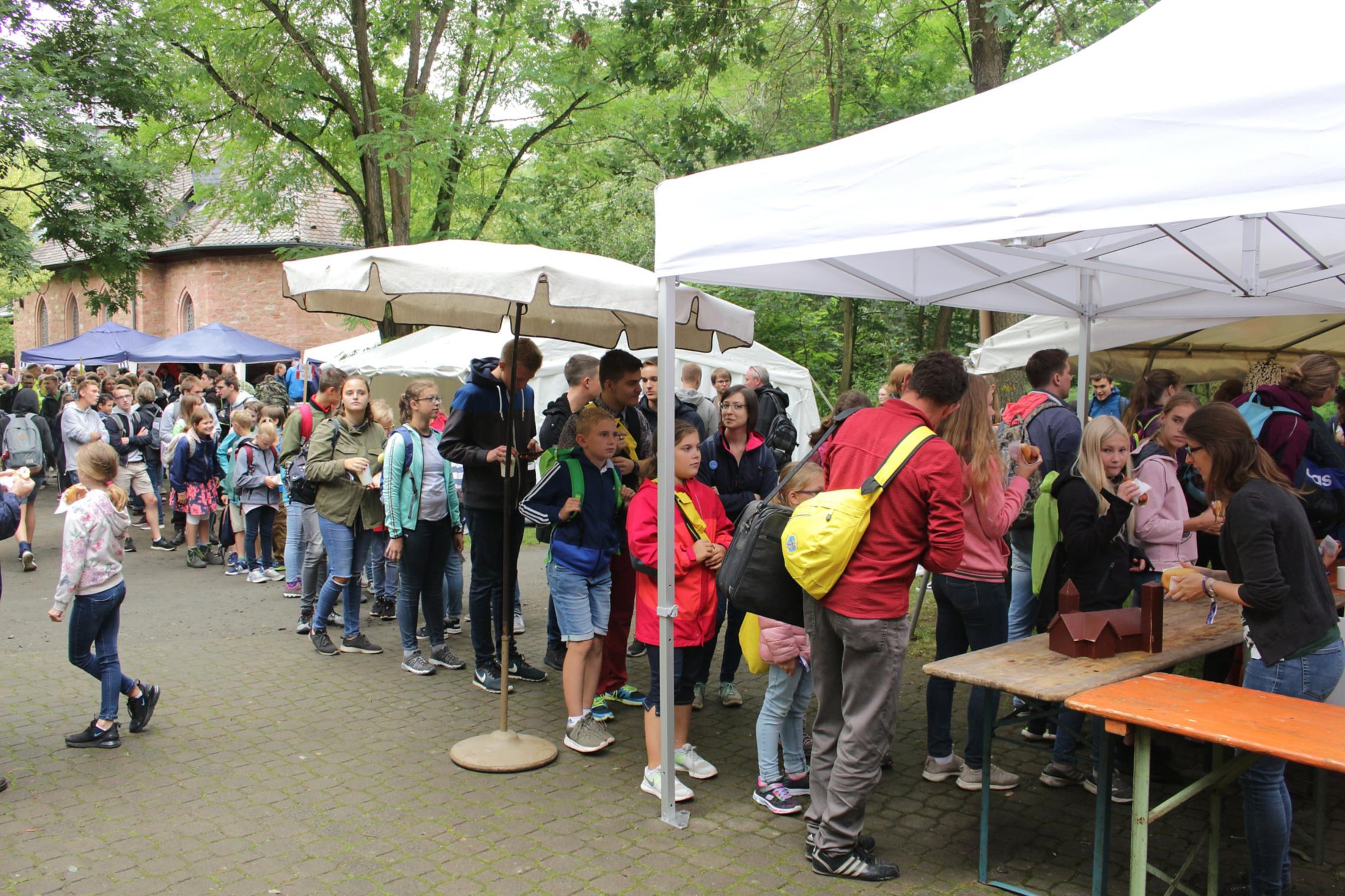 Klein-Krotzenburg, 17. August 2019: Nach dem Gottesdienst gab es eine lange Schlange bei der Essensaugabe.