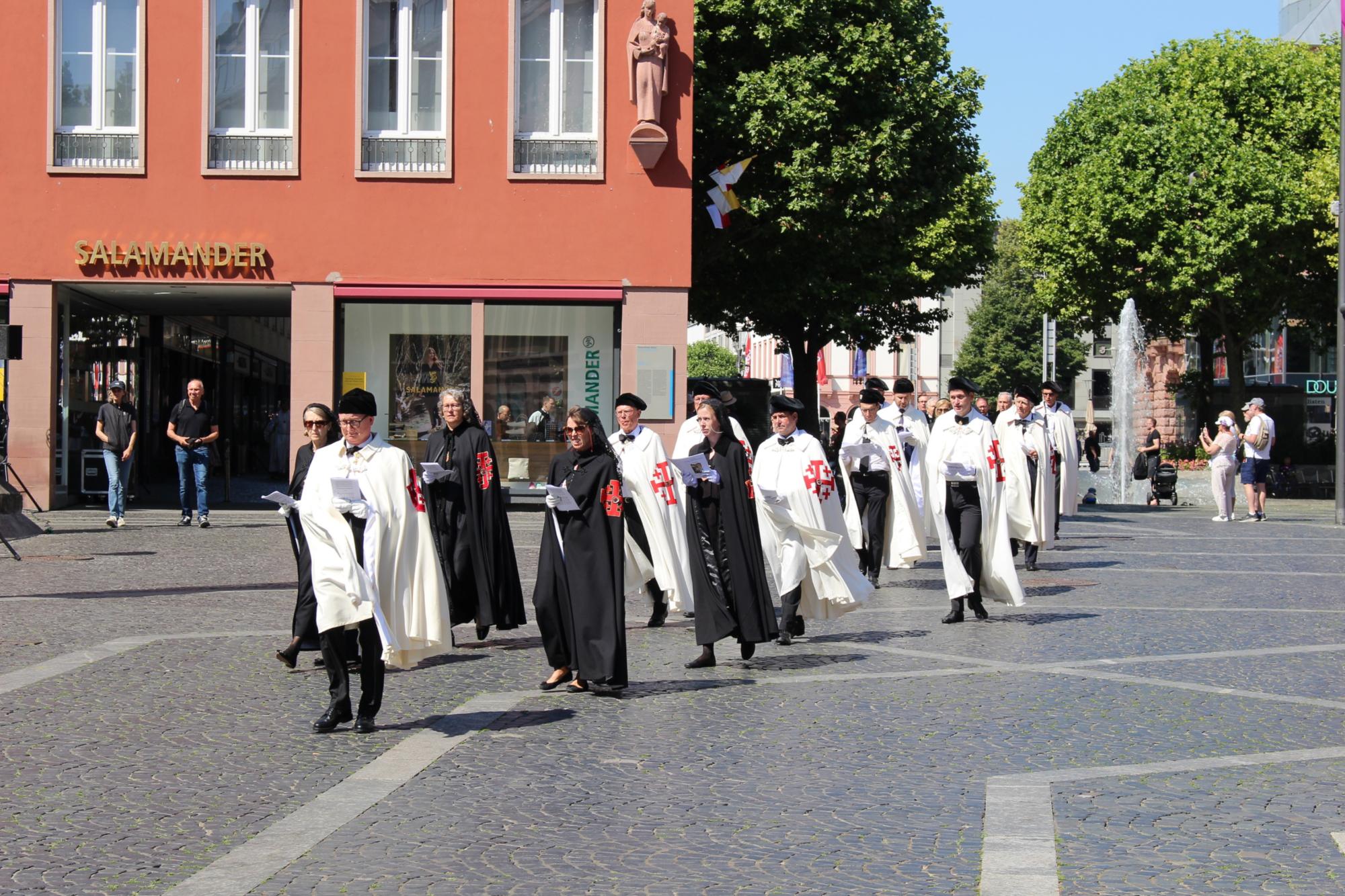 Mainz, 16. Juni 2022: An der Fronleichnamsprozession nahmen auch die Ritter und Damen vom heiligen Grab zu Jerusalem und Ritter des Deutschen Ordens teil. (c) Bistum Mainz / Blum