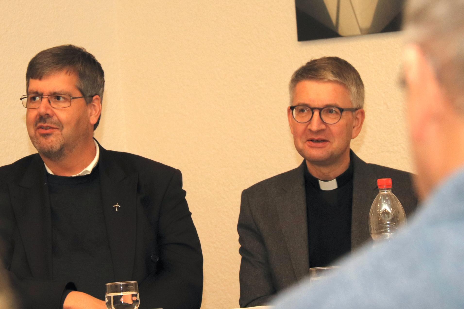 Heppenheim, 28.11.2019: Bischof Peter Kohlgraf (r.) und Dekan Thomas Meurer (c) Bistum Mainz / Matschak