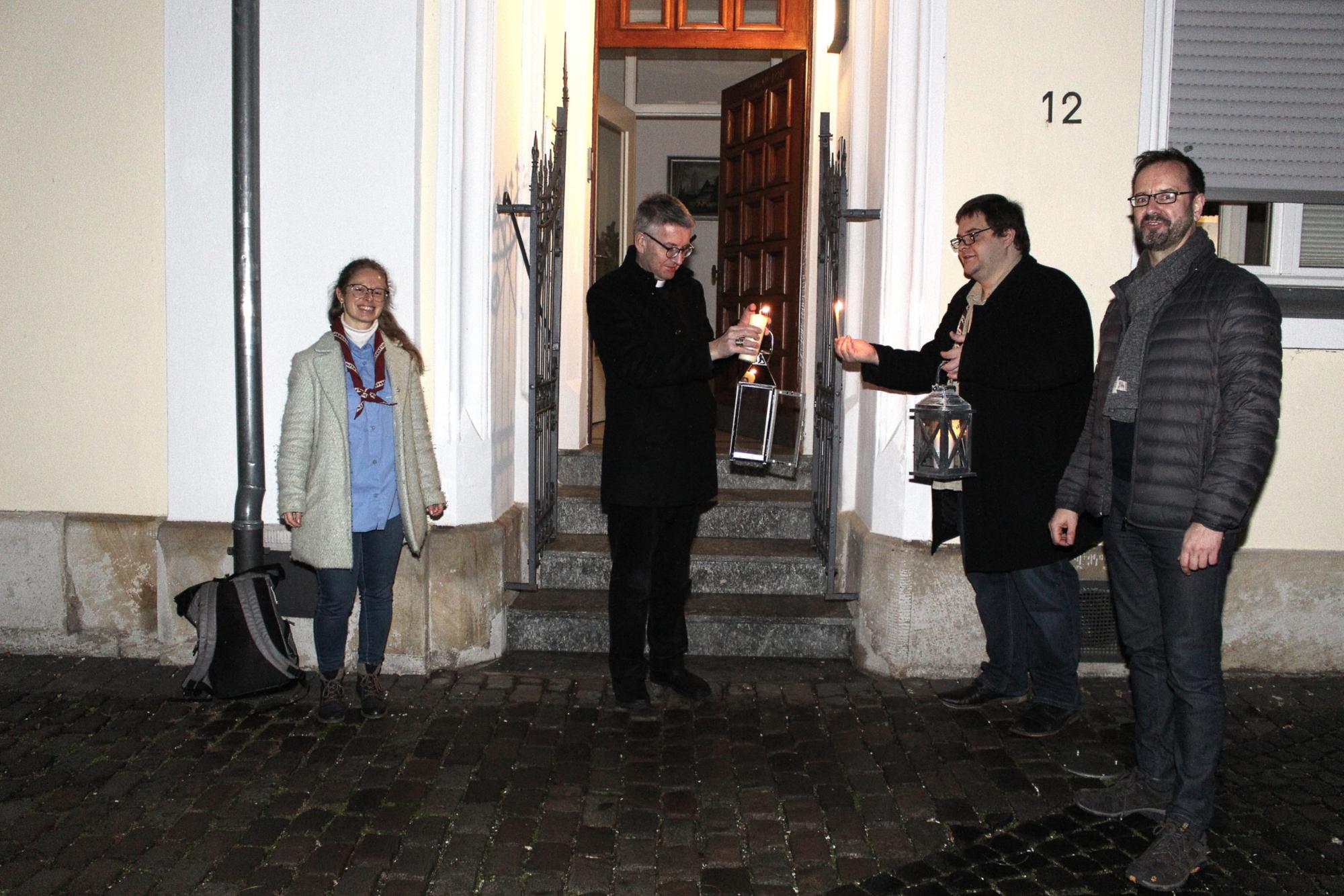 Mainz, 15. Dezember 2020: Übergabe des Friedenslichtes (v.l.n.r.): Verena Storch, Bischof Peter Kohlgraf, Daniel Kretsch und Mathias Berger.