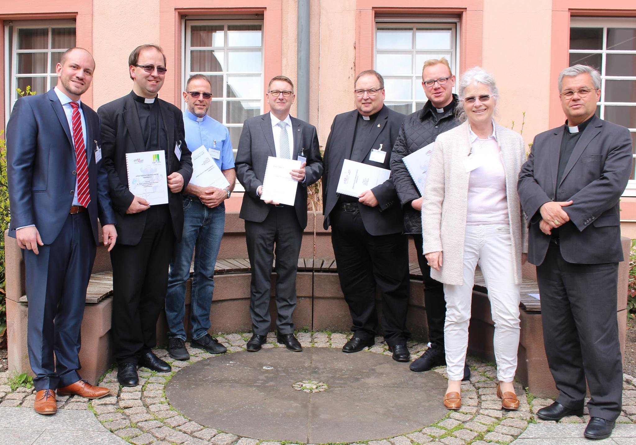 Mainz, 17. april 2019: Als erste Pfarreien in Deutschland haben fünf Kirchengemeinden im Bistum Mainz die Sicherheit und die Gesundheit für ihre haupt- und ehrenamtlich Beschäftigten mit einem Arbeitsschutzmanagementsystem (AMS) organisiert.