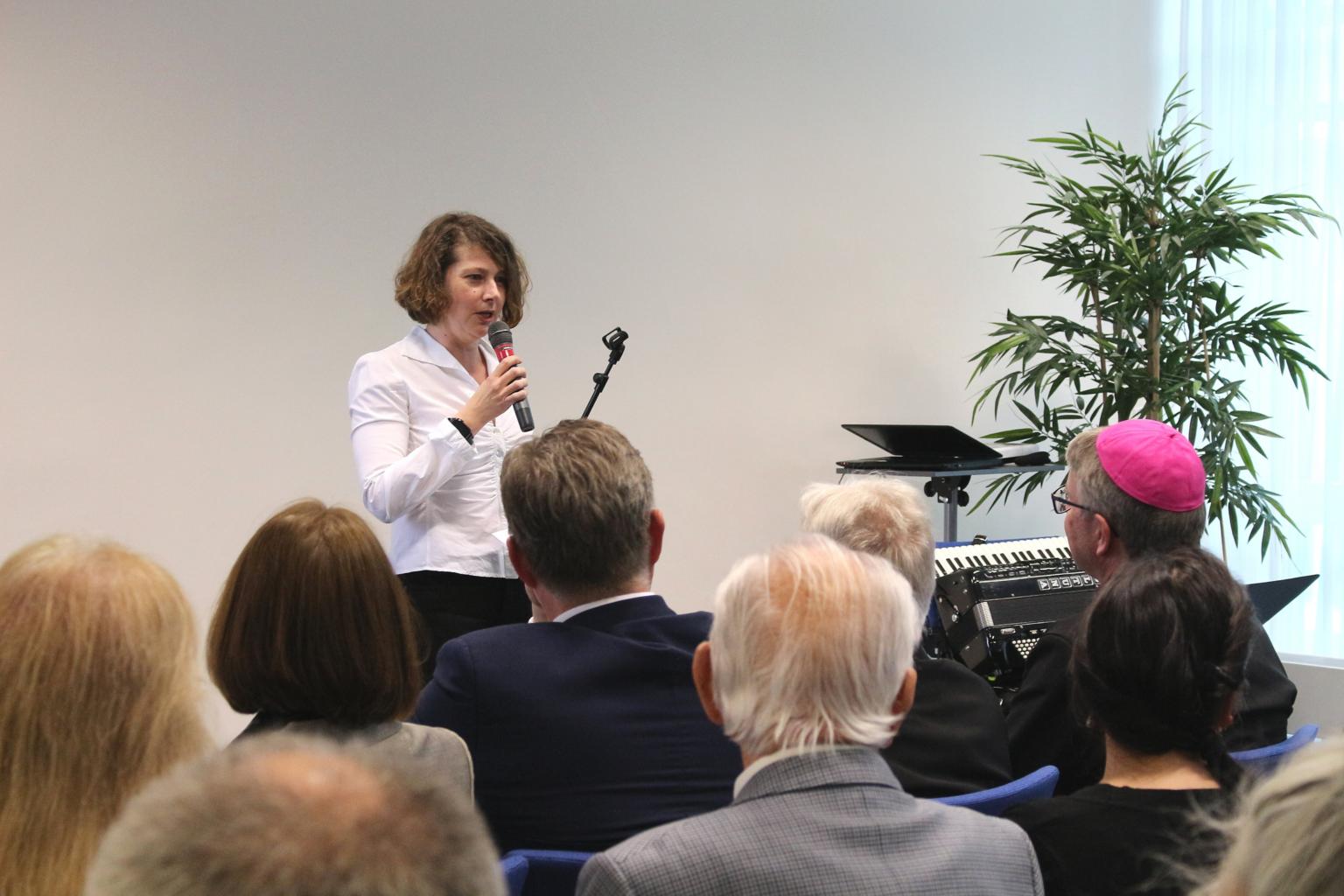 Darmstadt, 3. Mai 2019: Die Leiterin von NR 30, Sabine Gahler, hatte die Begrüßung der Gäste übernommen. (c) Bistum Mainz / Blum