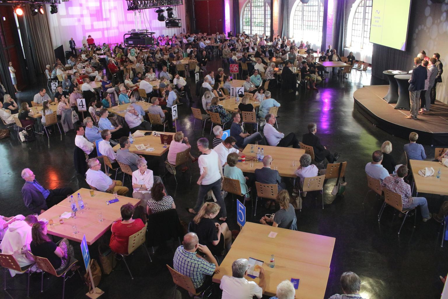 Mainz, 1. Juni 2019: Über 300 Teilnehmer waren in die Alte Lokhalle gekommen. (c) Bistum Mainz / Blum