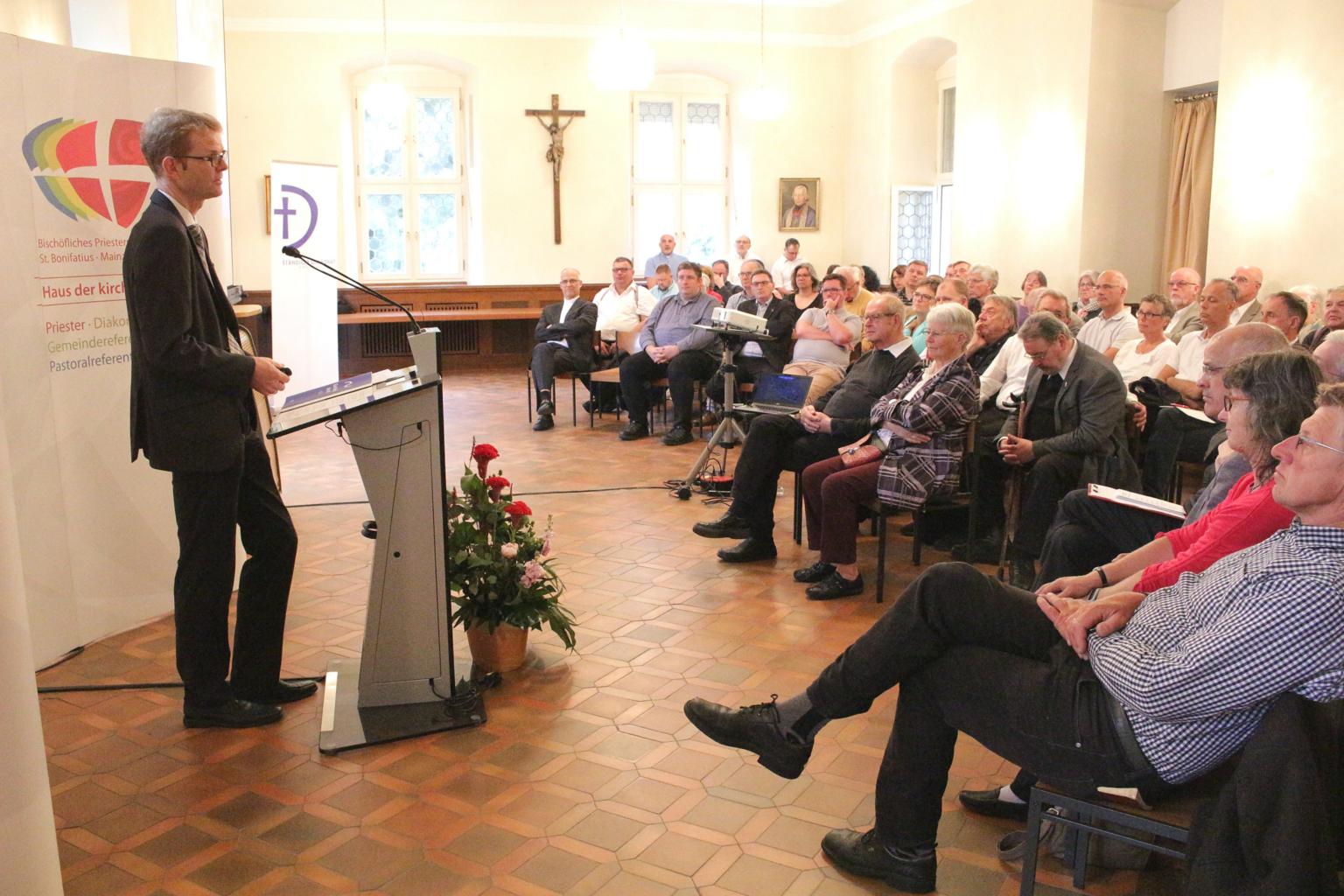 Mainz, 8. Juni 2019: Wolfgang Fritzen sprach vor den Ständigen Diakonen über den „Pastoralen Weg als geistliche Herausforderung“ . (c) Bistum Mainz / Blum
