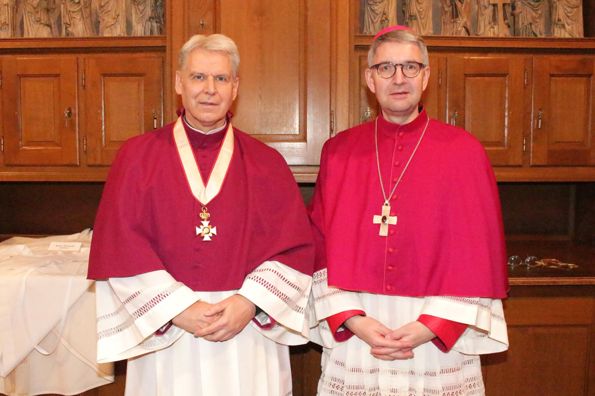 Mainz, 26. Januar 2020: Der neue Ehrendomkapitular Michael Ritzert (links) nach der Vesper mit Bischof Peter Kohlgraf in der Sakristei.