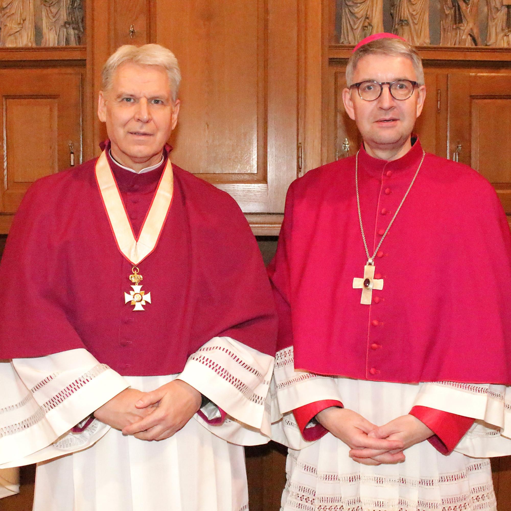 Mainz, 26. Januar 2020: Der neue Ehrendomkapitular Michael Ritzert (links) nach der Vesper mit Bischof Peter Kohlgraf in der Sakristei.
