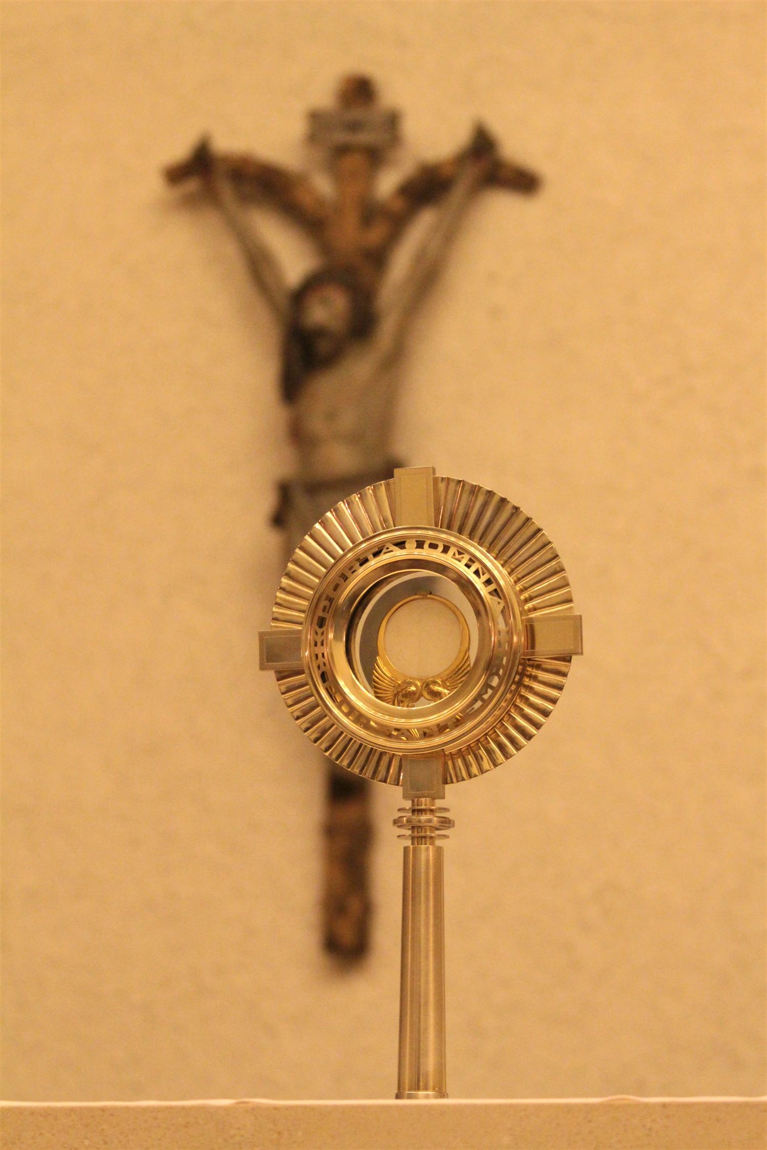 Mainz, 2. Februar 2020: Bei der Eucharistischen anbetung wird eine konsekrierte Hostie in einer Monstranz „ausgesetzt“, das heißt zur Anbetung auf den Altar gestellt.