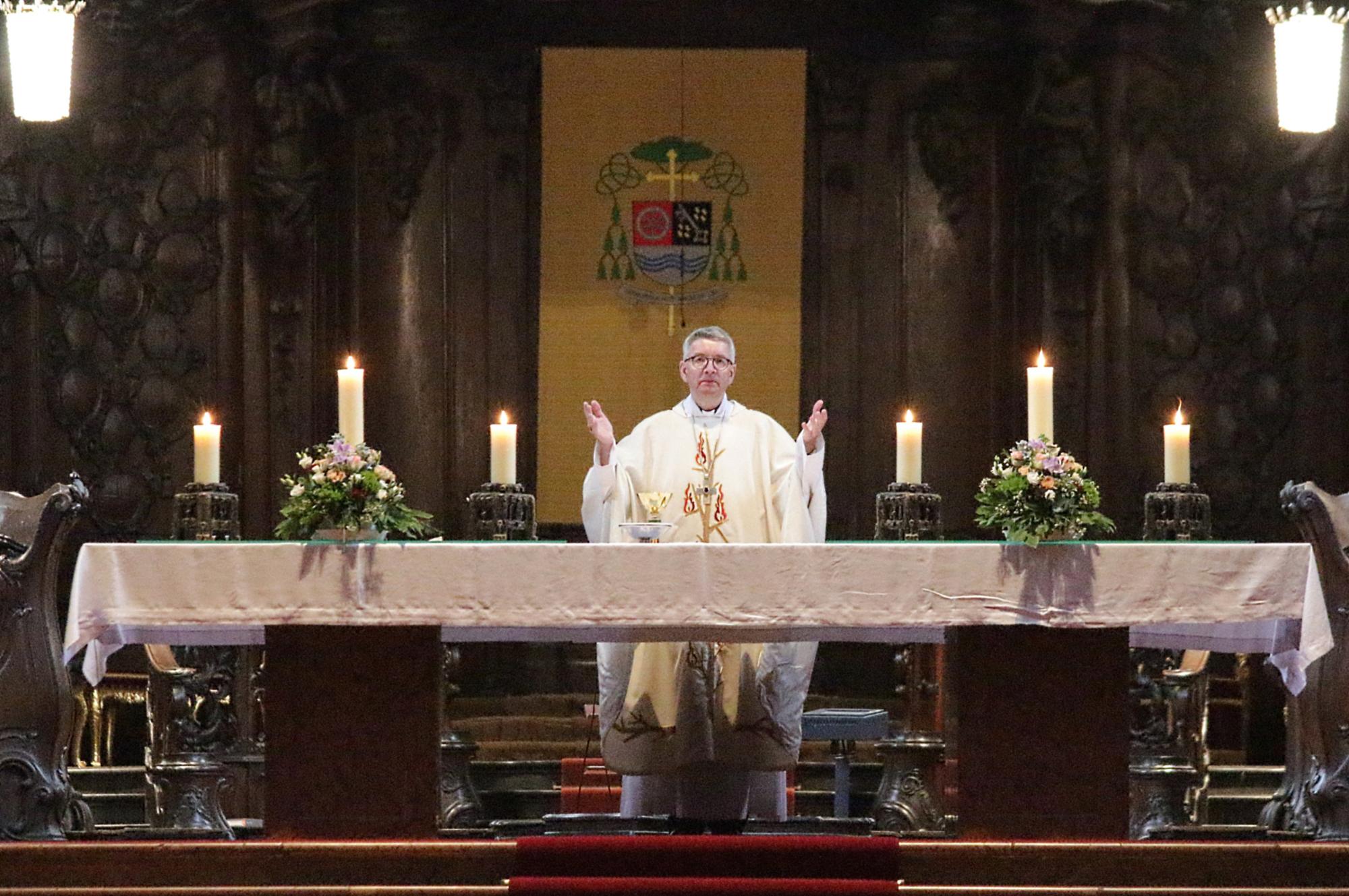 Mainz, 10. Mai 2020: Bischof Peter Kohlgraf war bei dem Gottesdienst allein am Altar des Westchors im Mainzer Dom. (c) Bistum Mainz / Blum