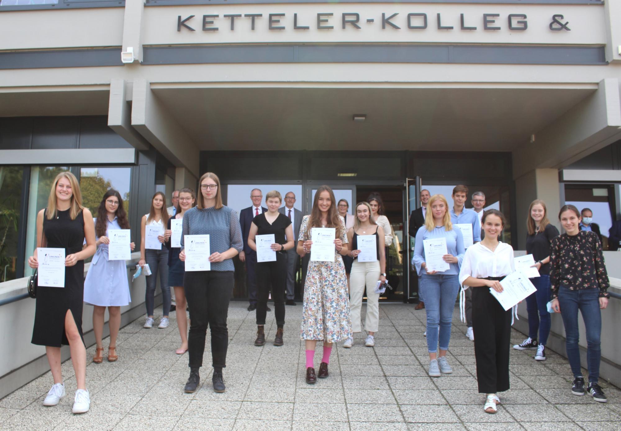 Mainz, 12. September 2020: Gruppenbild aller 15 Preisträgerinnen und Preisträger des Schreibwettbewebs 