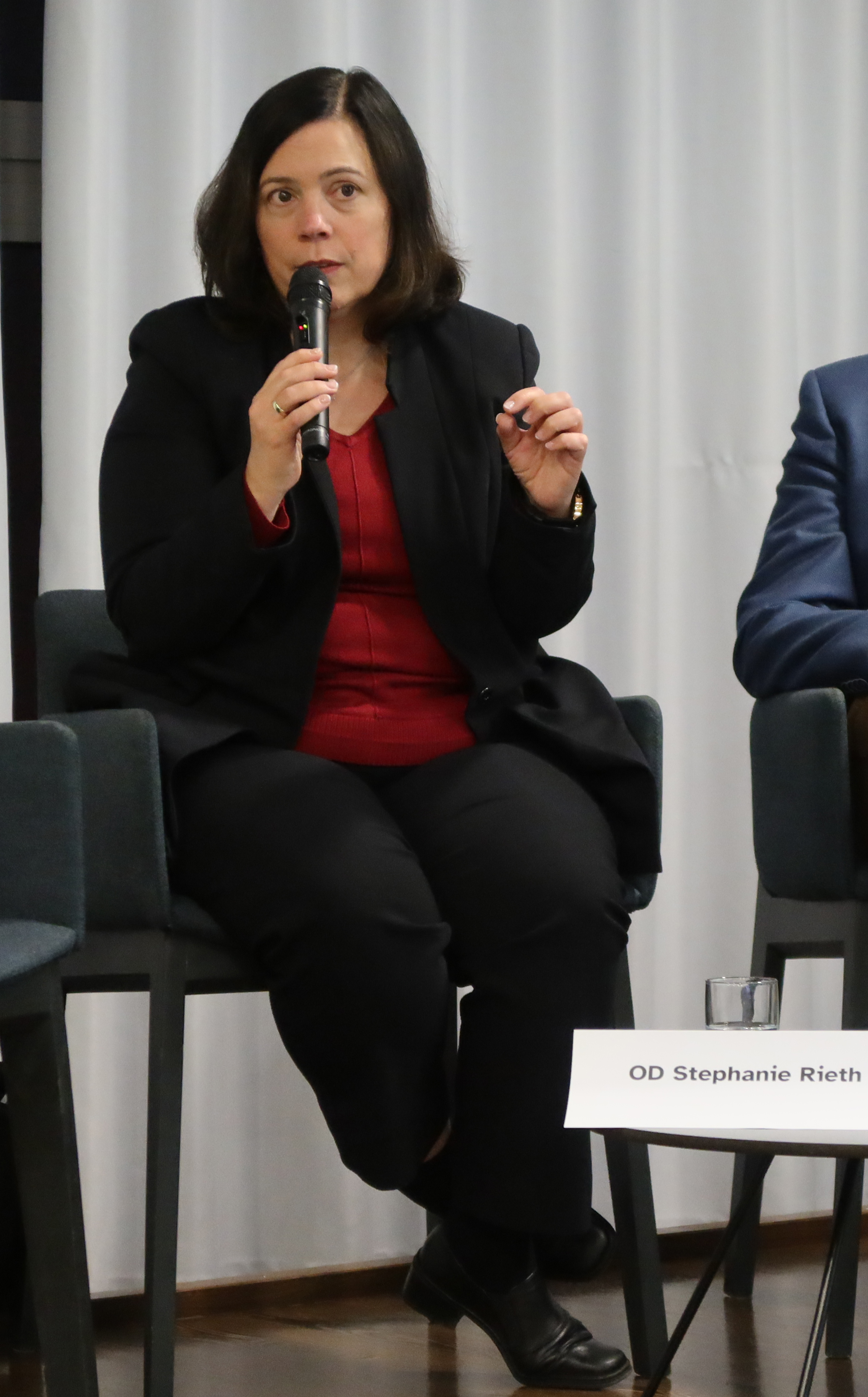 Mainz, 2. Oktober 2025: Die Bevollmächtigte des Bistums Mainz, Stephanie Rieth, auf dem Podium zu 10 Jahre Laudato si‘ im Erbacher Hof in Mainz.