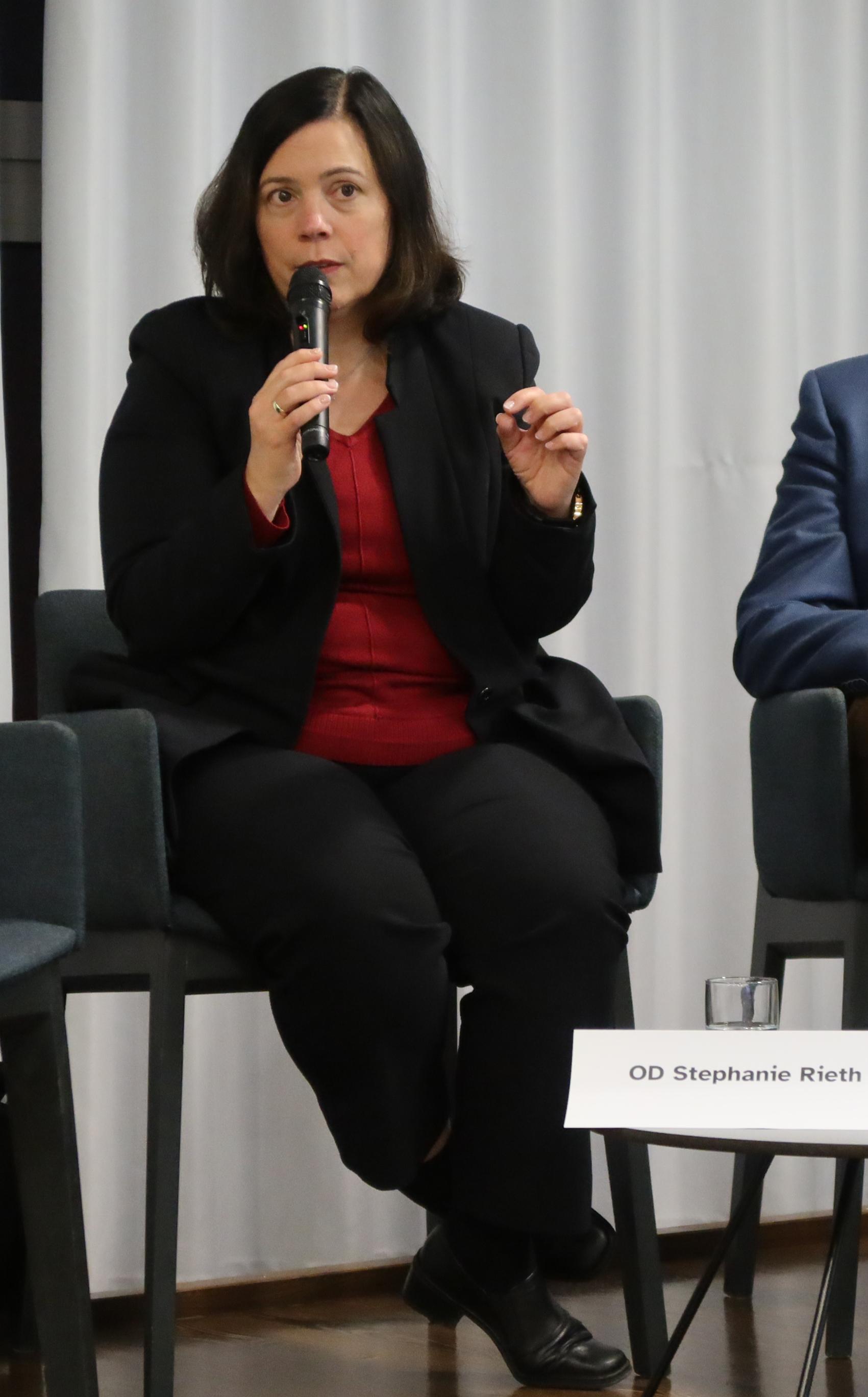 Mainz, 2. Oktober 2025: Die Bevollmächtigte des Bistums Mainz, Stephanie Rieth, auf dem Podium zu 10 Jahre Laudato si‘ im Erbacher Hof in Mainz. (c) Bistum Mainz / Nichtweiß
