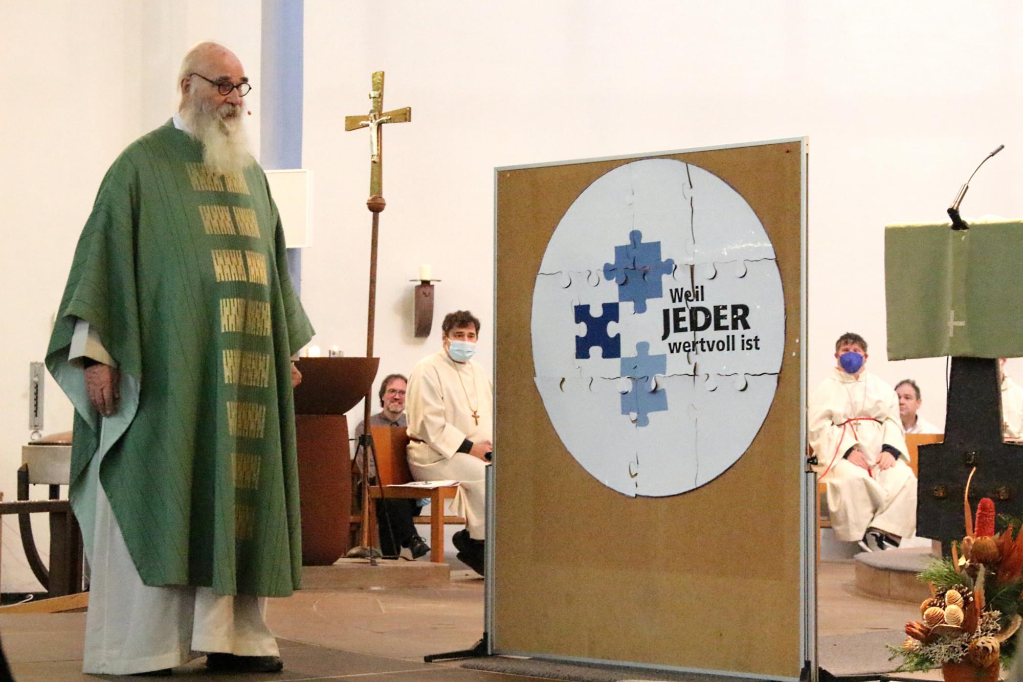 Mainz, 14. November 2021: Monsignore Helmut Bellinger beim Abschiedgottesdienst mit dem Motto seiner Arbeit: 