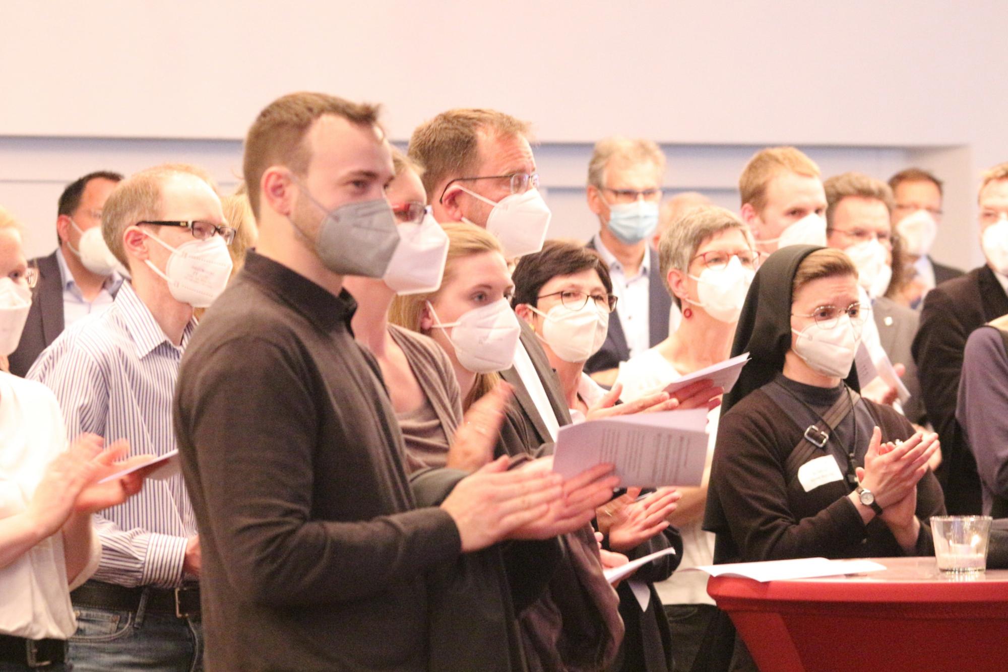 Mainz, 28. April 2022: Zum Empfang waren über 200 Gäste in den Ketteler-Saal gekommen - mit Maske. (c) Bistum Mainz / Blum