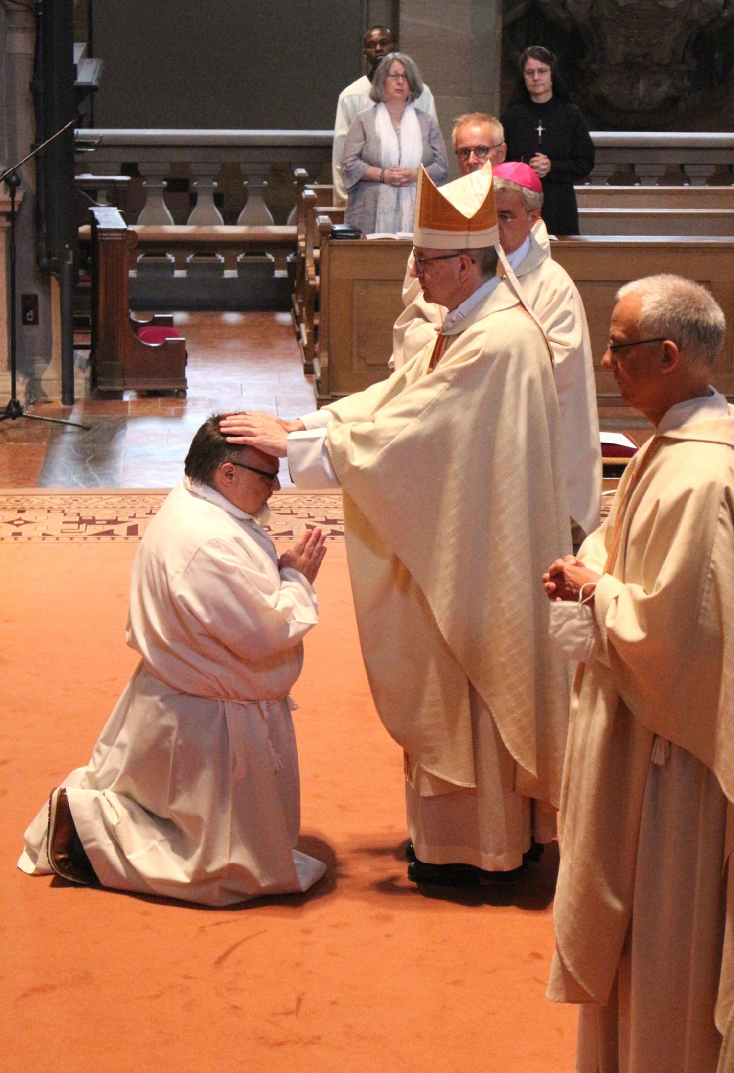 Mainz, 4. Juni 2022: Die Diakonenweihe von Thomas Ferdinand erfolgte durch Handauflegung und Gebet von Bischof Peter Kohlgraf. (c) Bistum Mainz / Blum