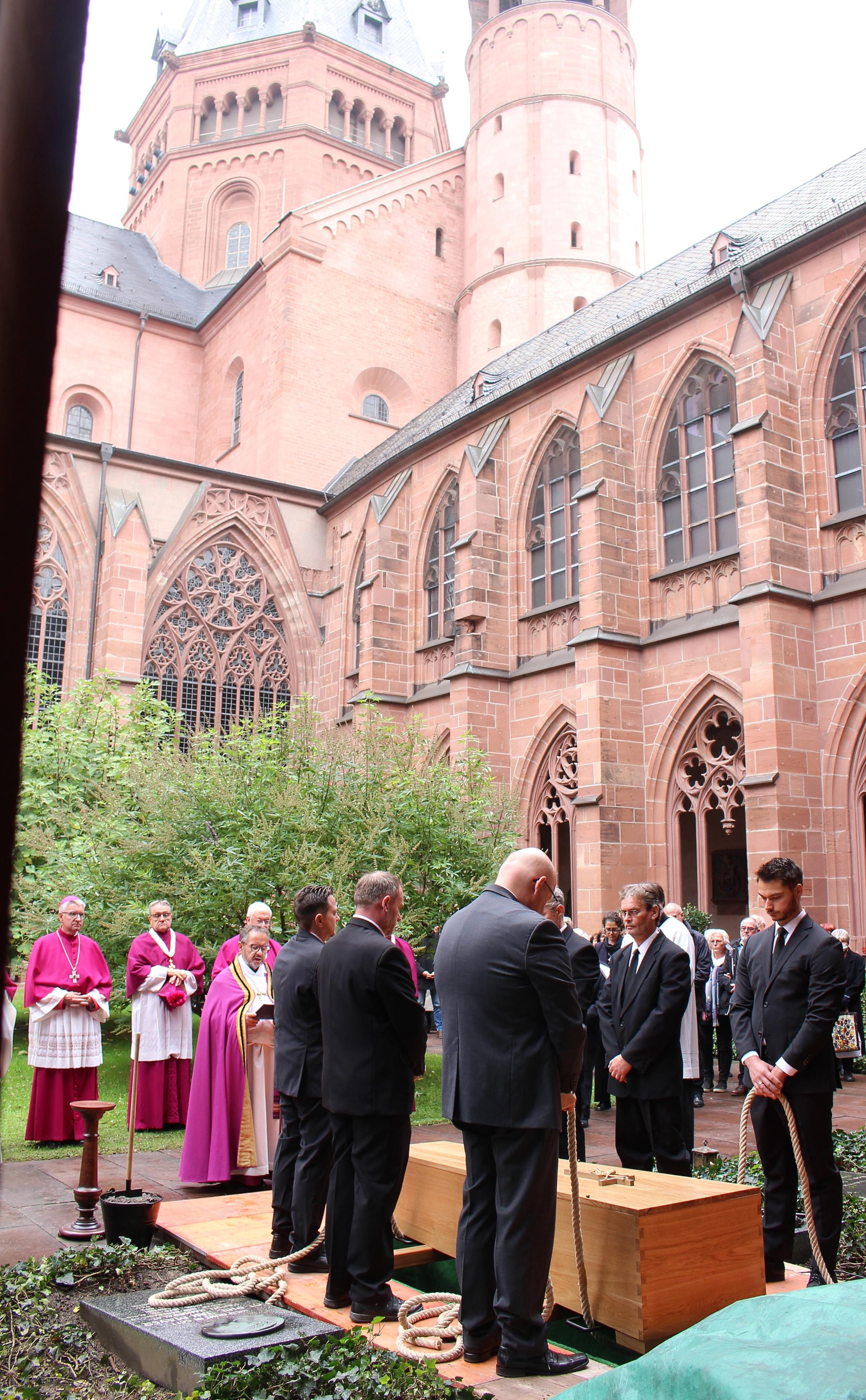 Mainz, 14. Oktober 2022: Die Beisetzung auf dem Mainzer Domfriedhof nahm Domdekan Henning Priesel vor.