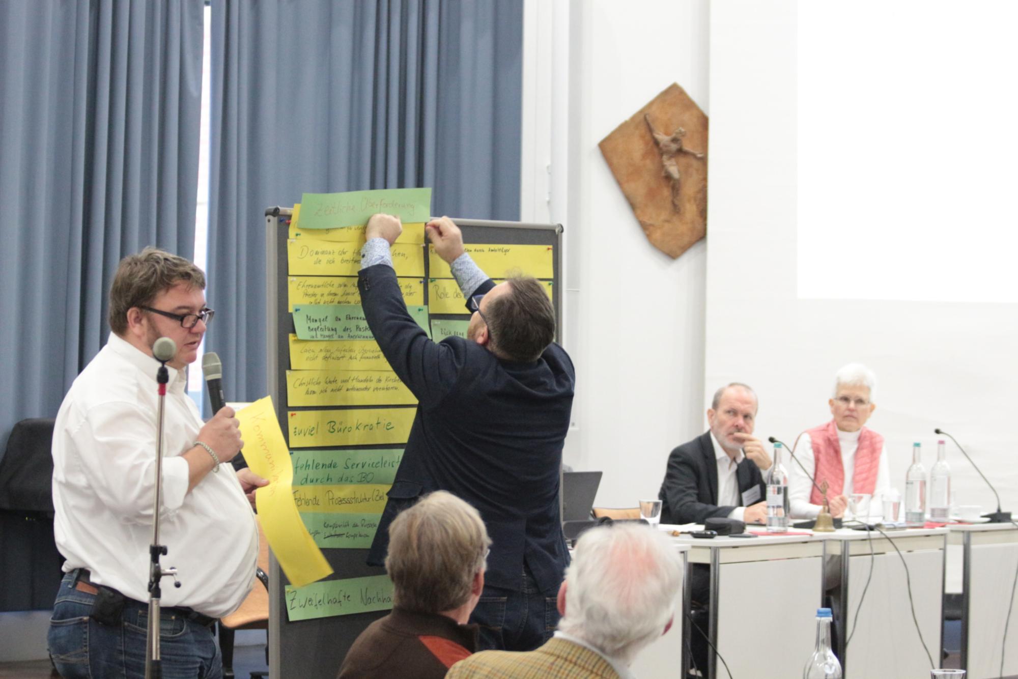 Mainz, 12. November 2022: Zu Beginn der Beratungen wurde Stichworte zum Thema Überforderung gesammelt. (c) Bistum Mainz / Blum