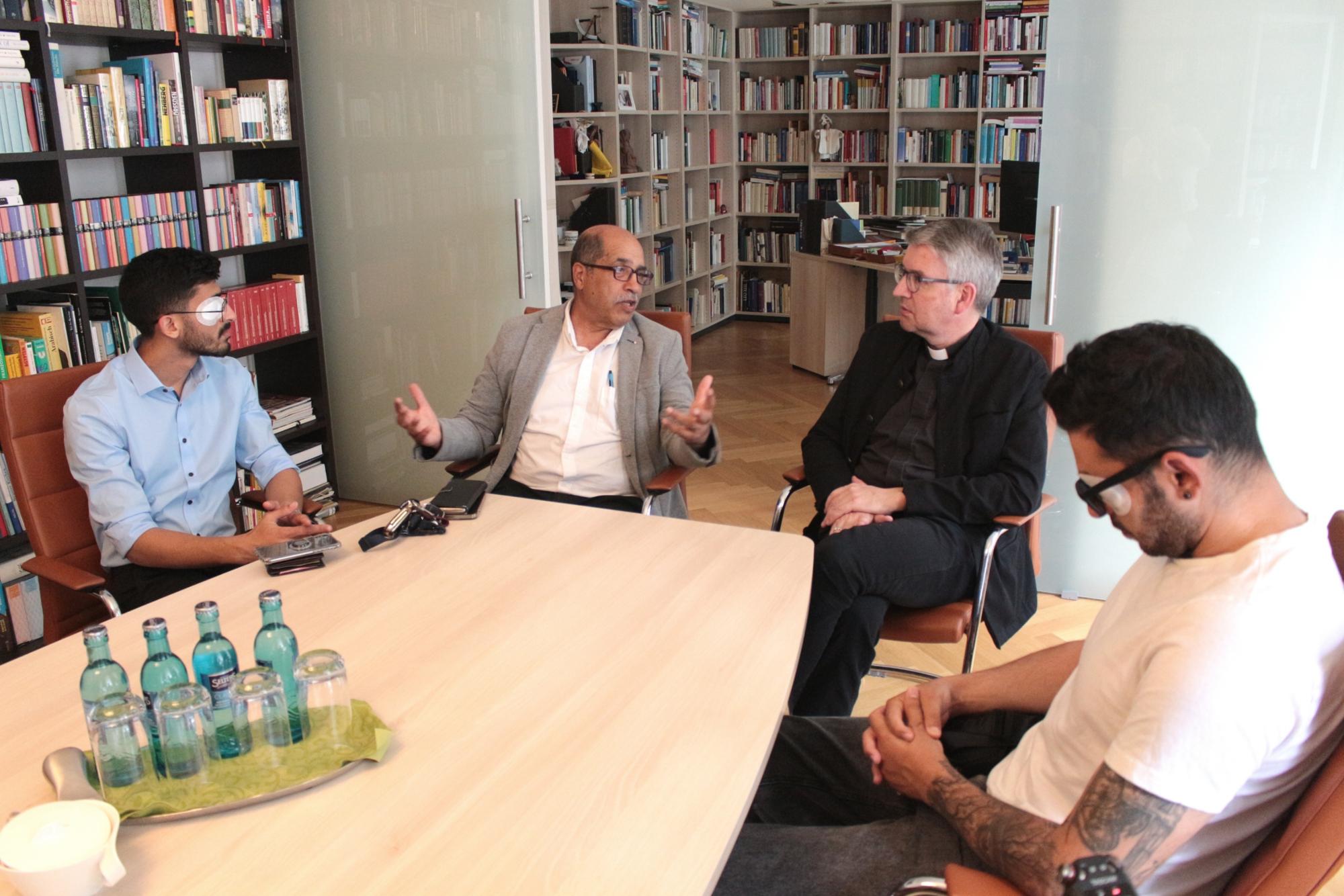 Mainz, 6. Juni 2023: Im Gespräch zur Situation im Iran (v.l.n.r.): Erfan Ramizipour, Behrouz Asadi, Bischof Peter Kohlgraf und Milad Safari. (c) Bistum Mainz / Blum