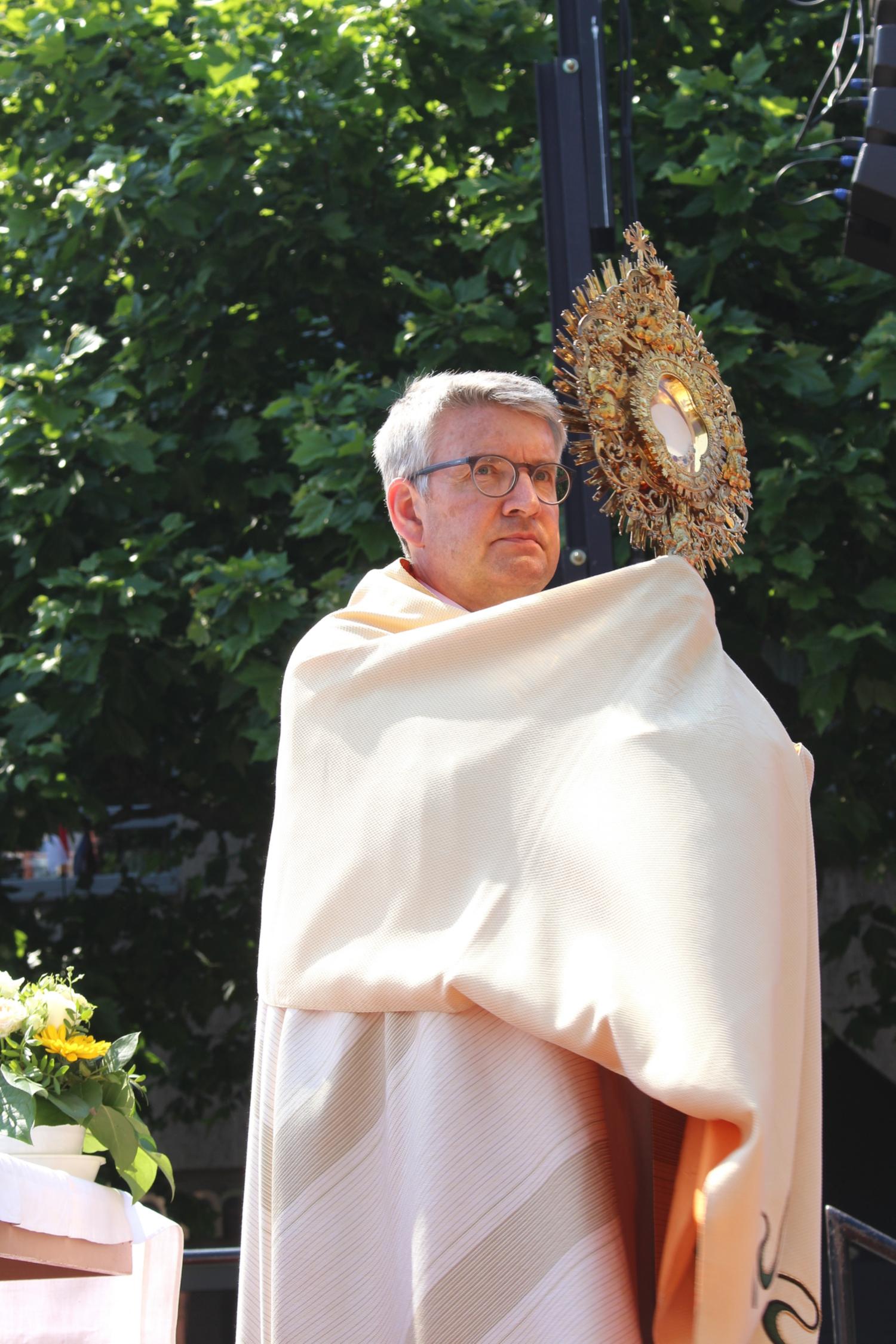 Mainz, 8. Juni 2023: Bischof Peter Kohlgraf beim Segen auf dem Liebfrauenplatz am Ende der Prozession. (c) Bistum Mainz / Blum