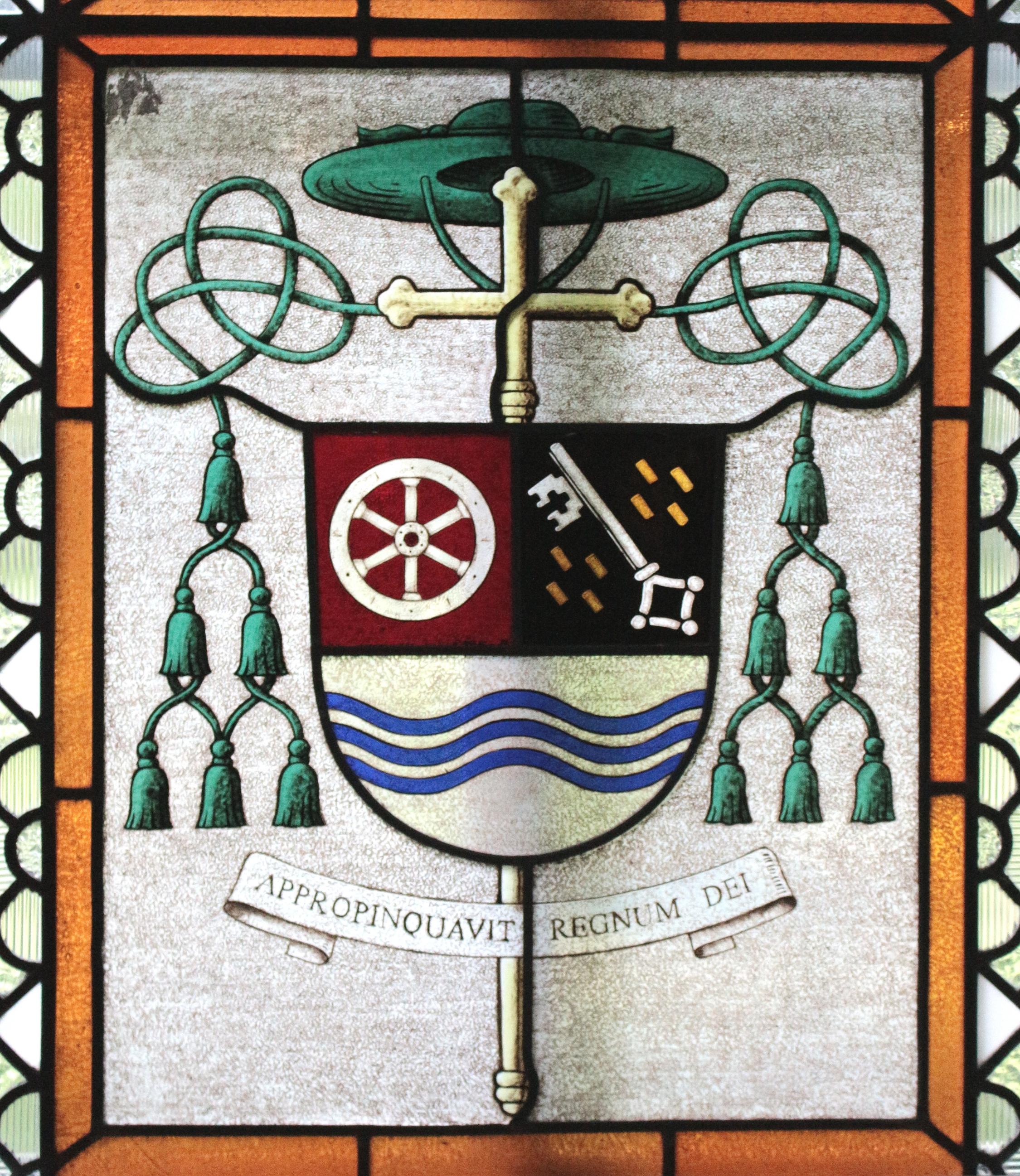 Das Wappen des Mainzer Bischofs Peter Kohlgraf in einem Glasfenster der Kapelle des Bischofshauses.